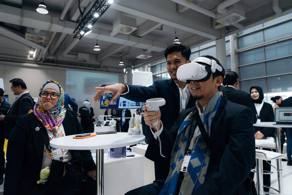 Pengunjung mencoba menggunakan teknologi Virtual Reality.