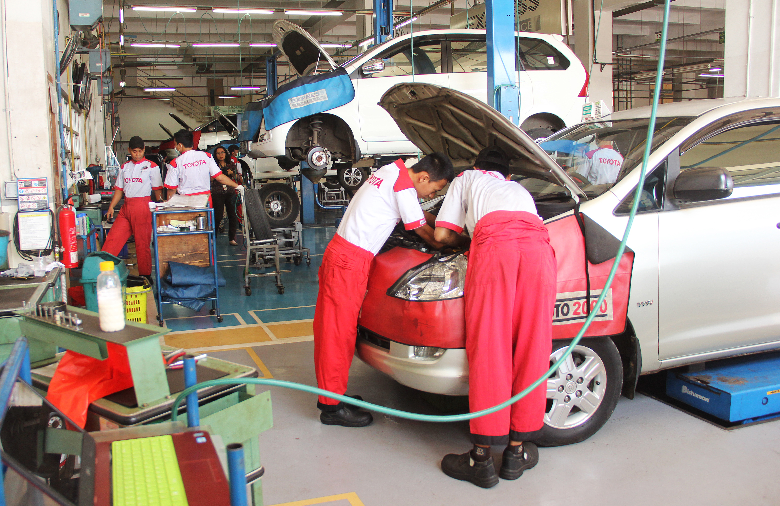 Ilustrasi pengecekan kendaraan sebelum mudik.