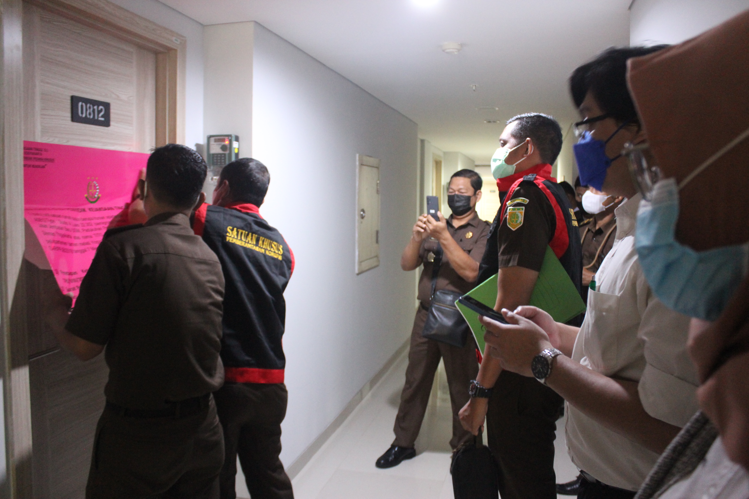 Petugas Kejaksaan Tinggi Daerah Istimewa Yogyakarta saat melakukan penyegelan barang bukti