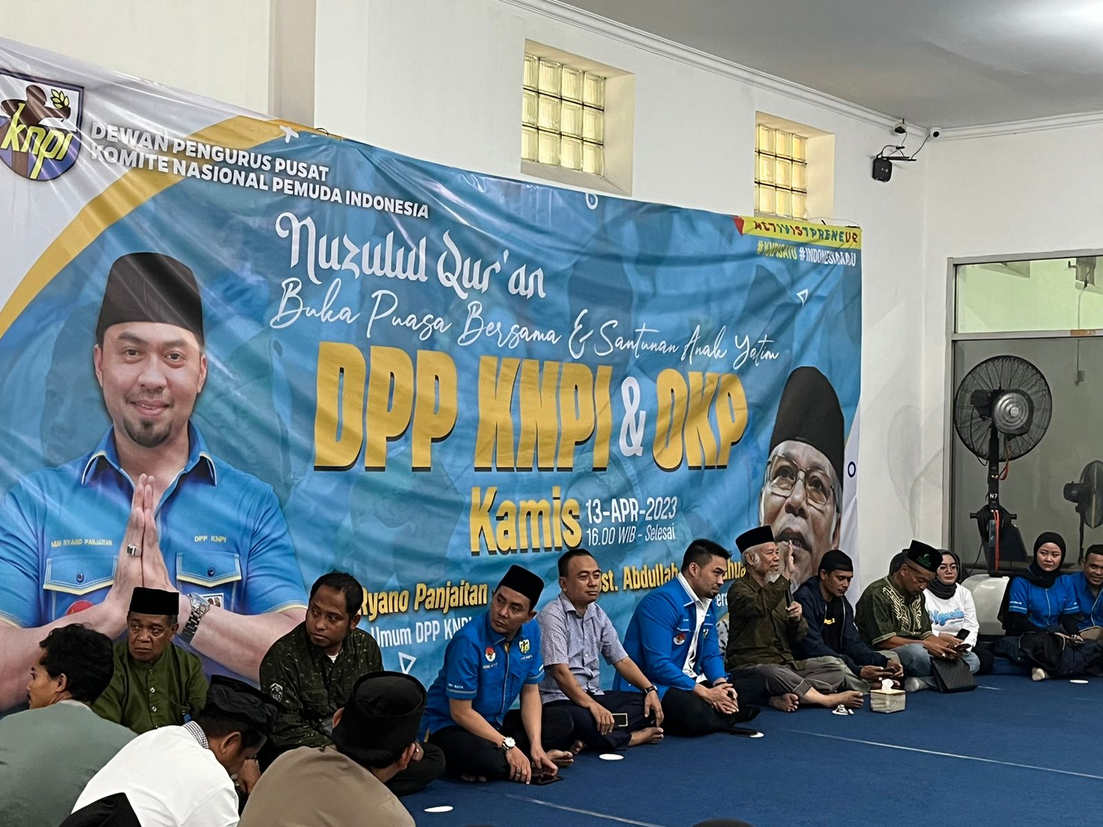 Pengurus KNPI bersama anak yatim menggelar buka bersama