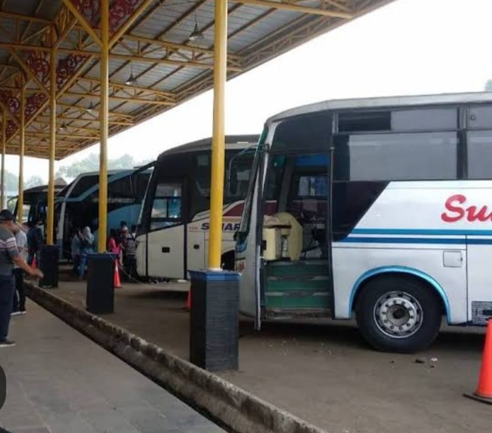 Deretan bus menanti penumpang di Terminal Jatijajar, Depok, Jabar, Rabu (12/4).