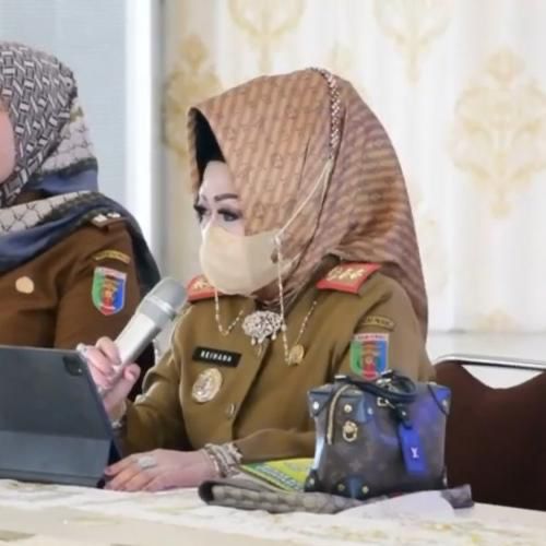 Kadinkes Provinsi Lampung Reihanan memamerkan tas Louis Vuitton Petite Malle Souple Handbag Monogram Black saat menjadi pembicata