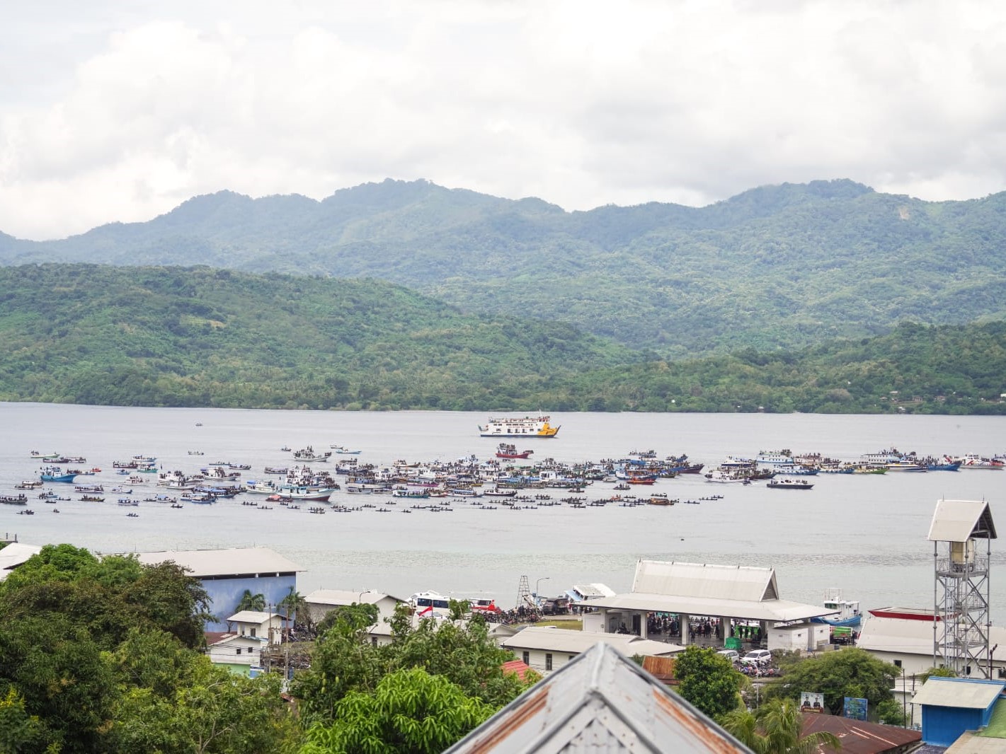 Kesakralan prosesi bahari ini diikuti ribuan peziarah mengenakan busana serbahitam dengan nuansa perkabungan begitu terasa.