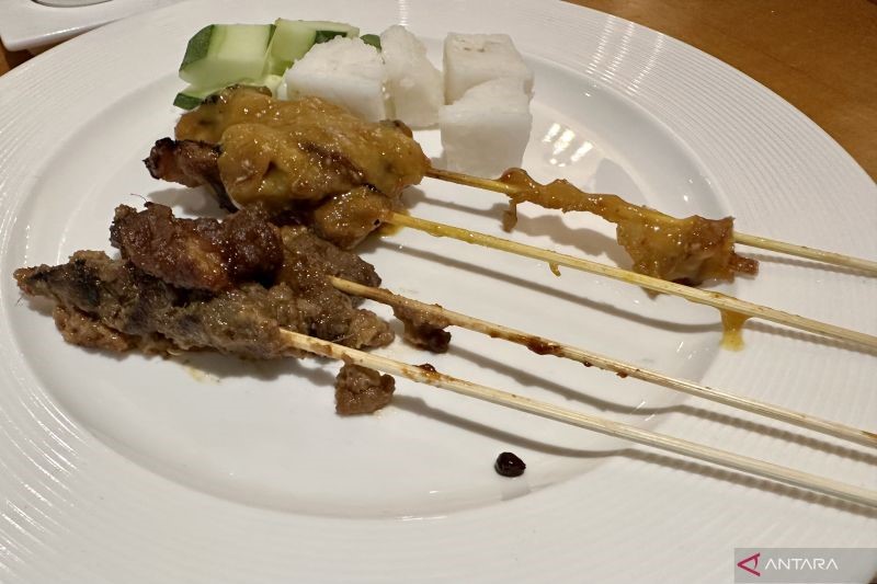 Sate yang disajikan dalam menu iftar di salah satu hotel di Kuala Lumpur, Malaysia, Jumat (17/3/2023). 