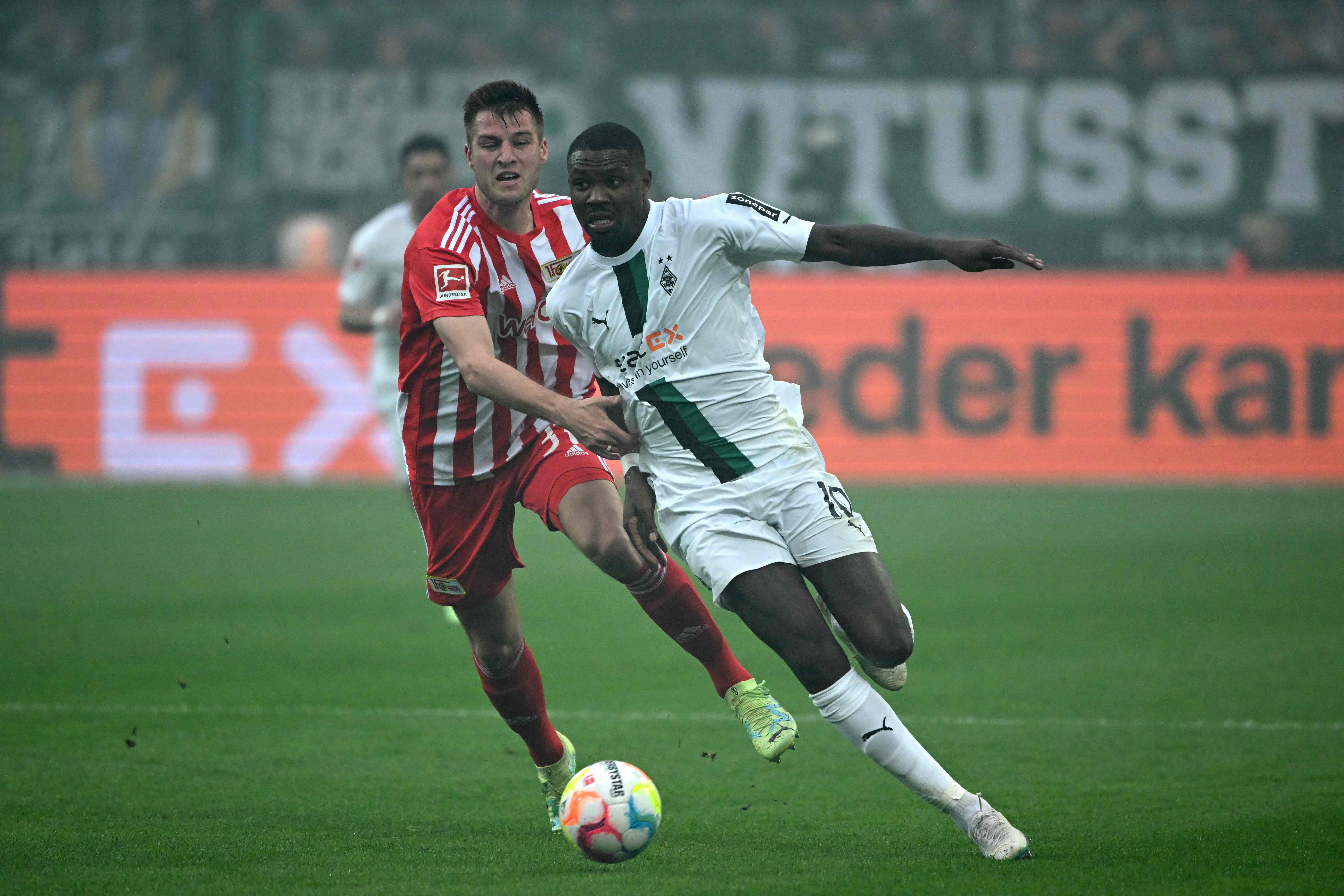 Penyerang Borussia Moenchengladbach Marcus Thuram (kanan)