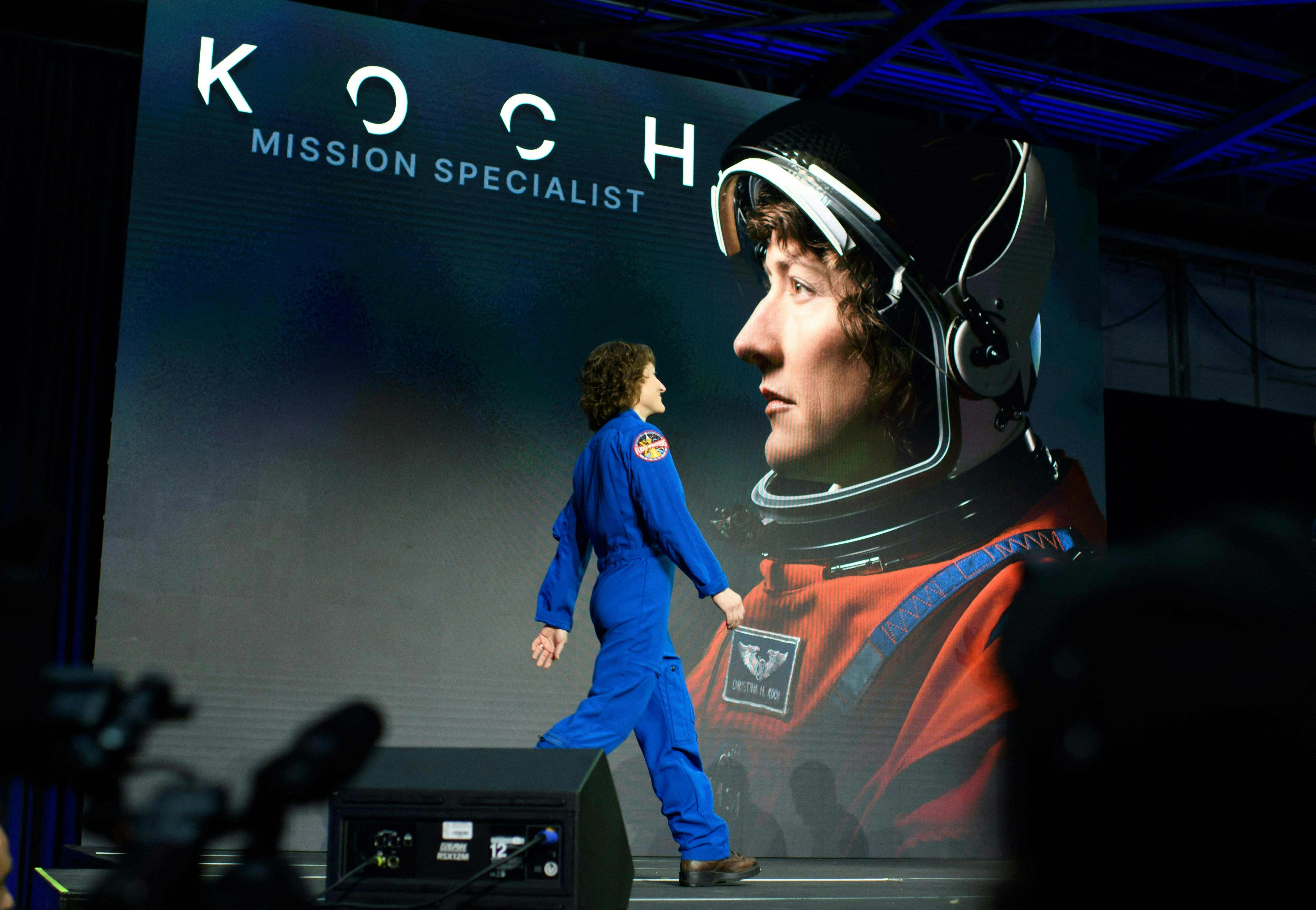 Astronot Christina Hammock Koch melintasi panggung saat konferensi pers oleh NASA dan CSA di Ellington Field NASA Johnson Space Center di Ho