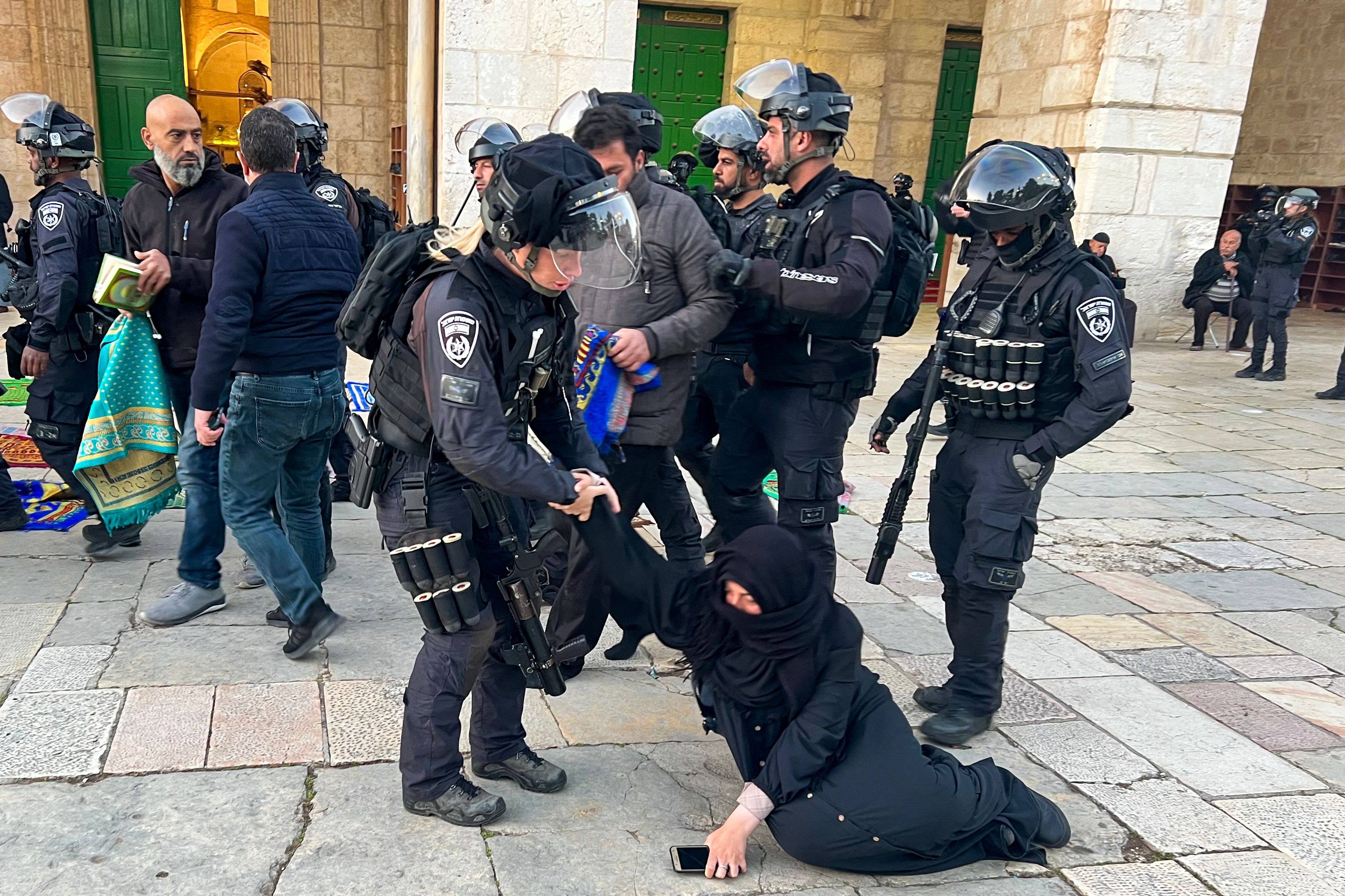 Personel militer Israel mengusir jemaah yang berada di komplek Masjid Al Aqsa, Jerusalem.