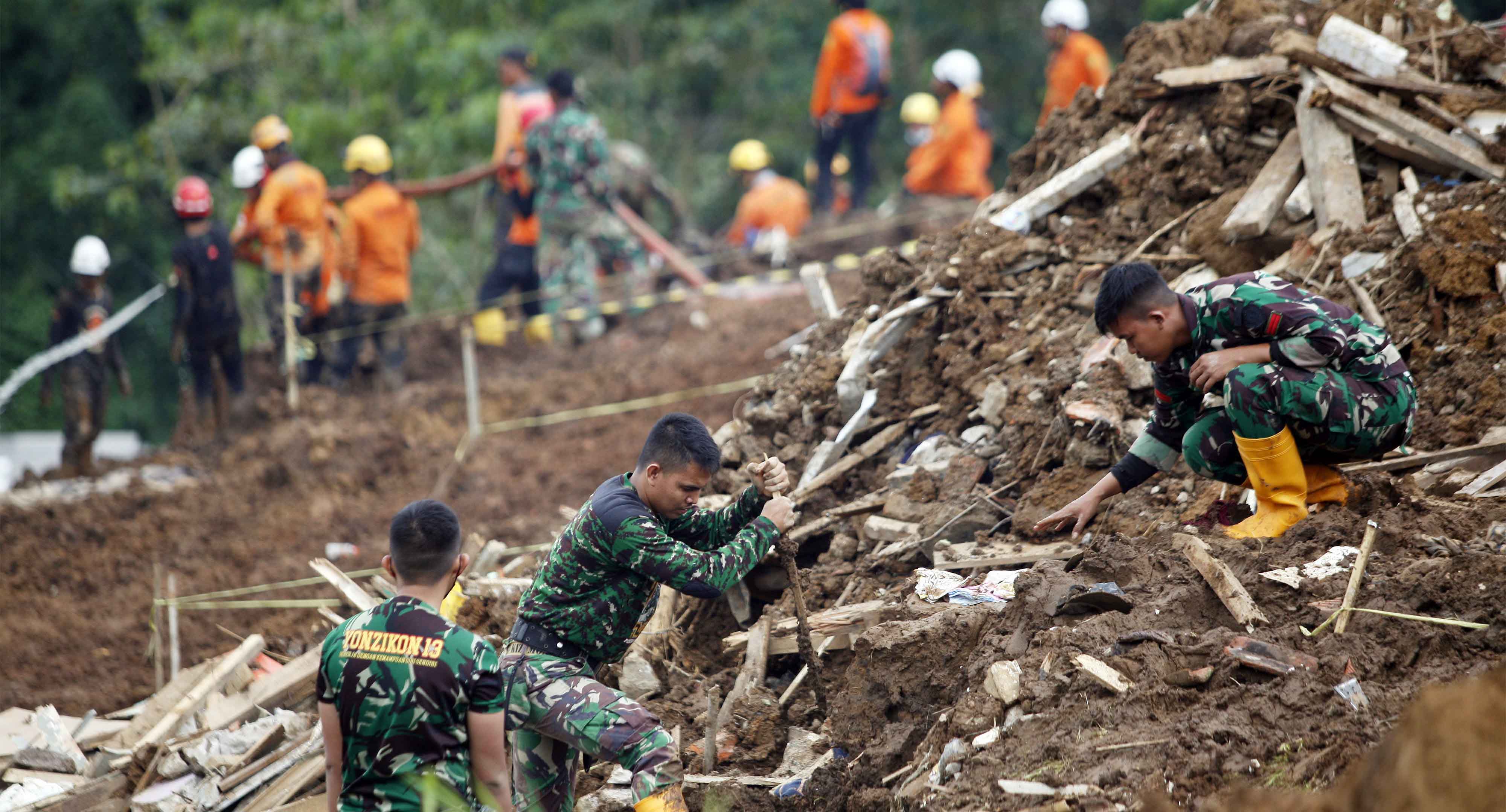Evakuasi korban gempa Cianjur, November 2022.