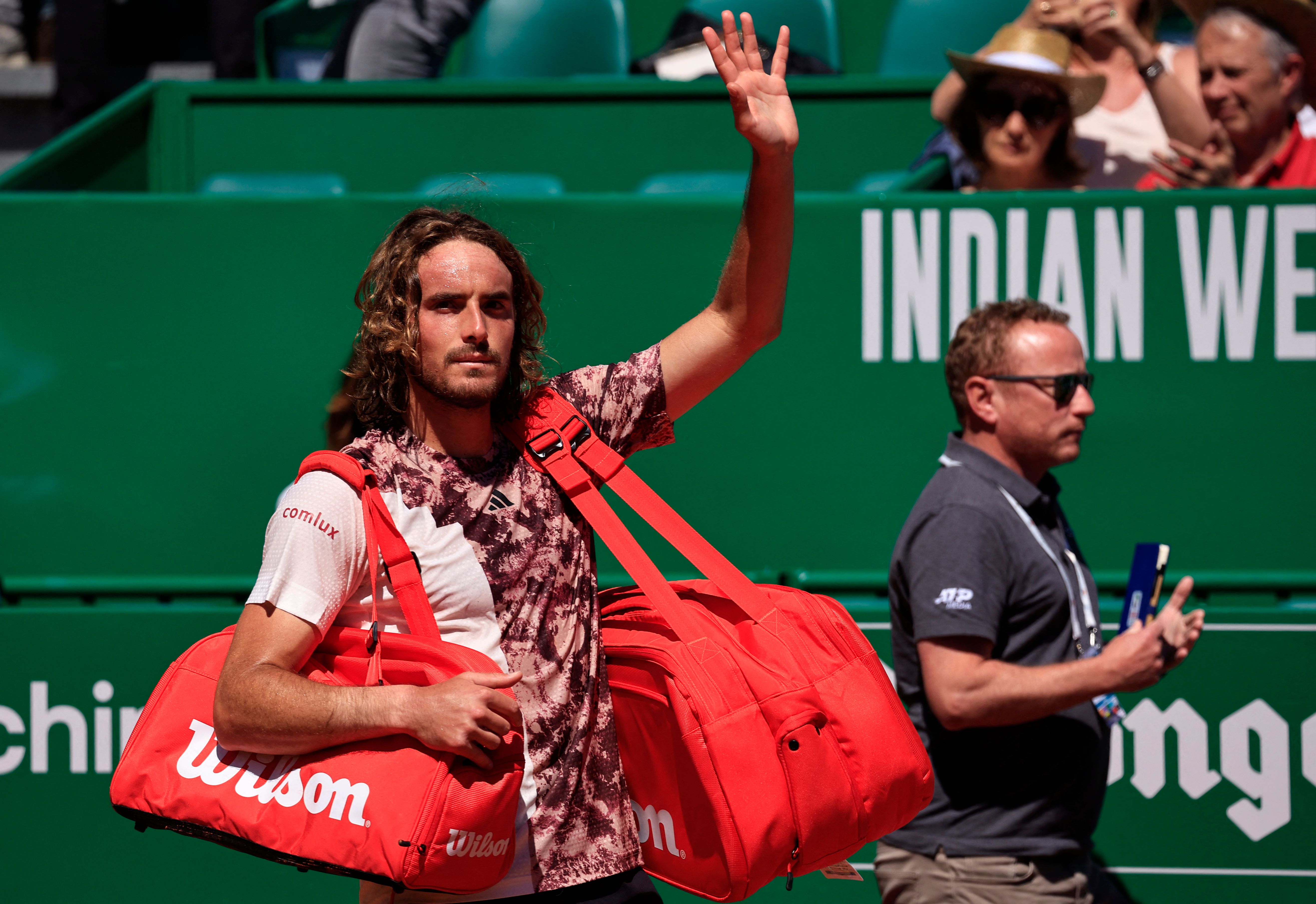 Petenis Yunani Stefanos Tsitsipas melambaikan tangan usai tersingkir di perempat final Monte Carlo Masters.  