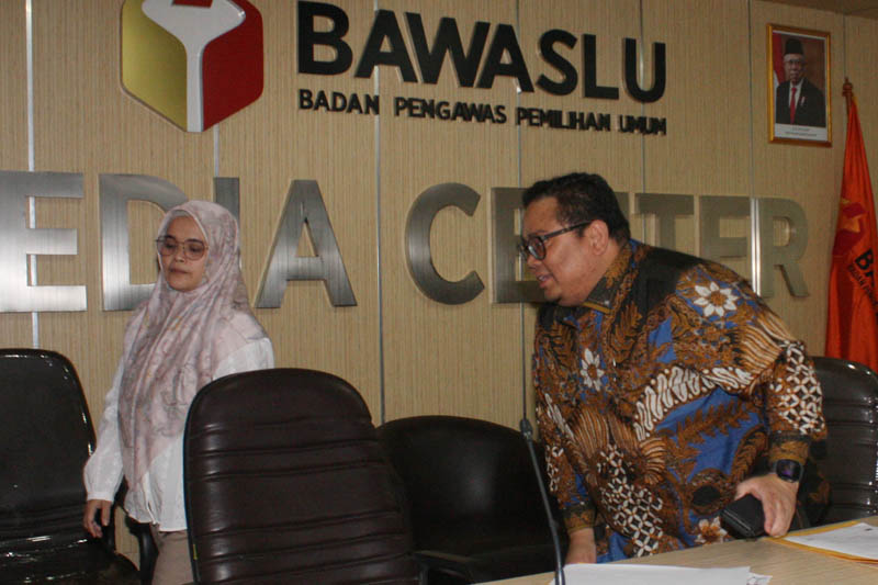 Upaya penyelidikan Bawaslu temuan pembagian amplop berlogo PDI Perjuangan dinilai sia-sia. Pasalnya tidak ada sanksi yang dijatuhkan.