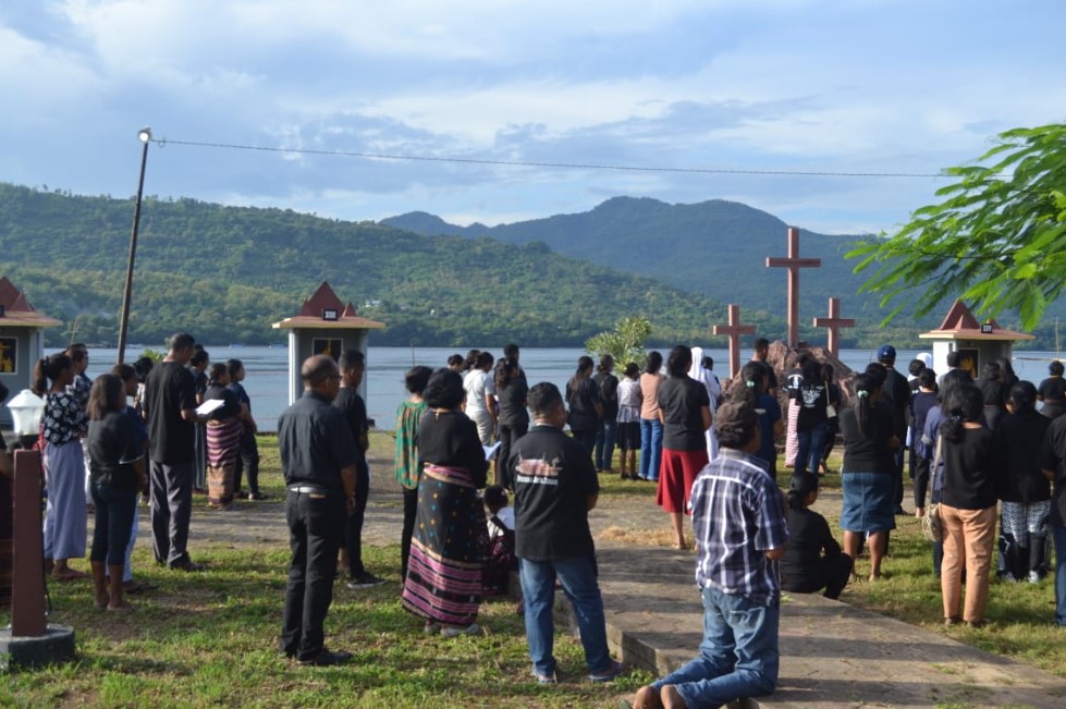 Umat Katolik mengikuti prosesi Jalan Salib di Pelataran Taman Doa Kapela Tuan Maninu Kota Rewido, Flores Timur, NTT.