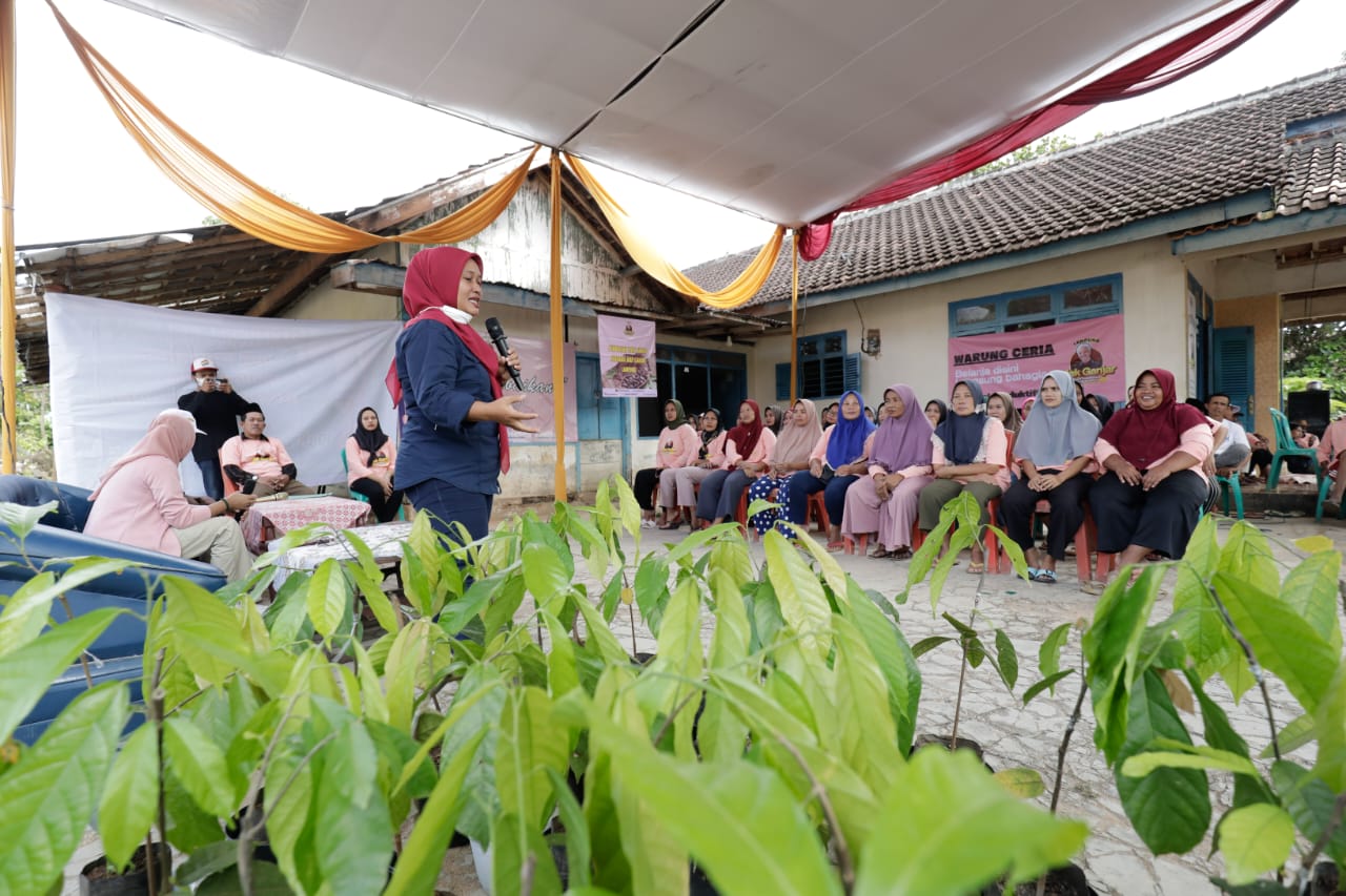 Mak Ganjar Lampung mengadakan kegiatan pembagian 100 bibit kakao di Kecamatan Way Lima, Kabupaten Pesawaran, Lampung. 