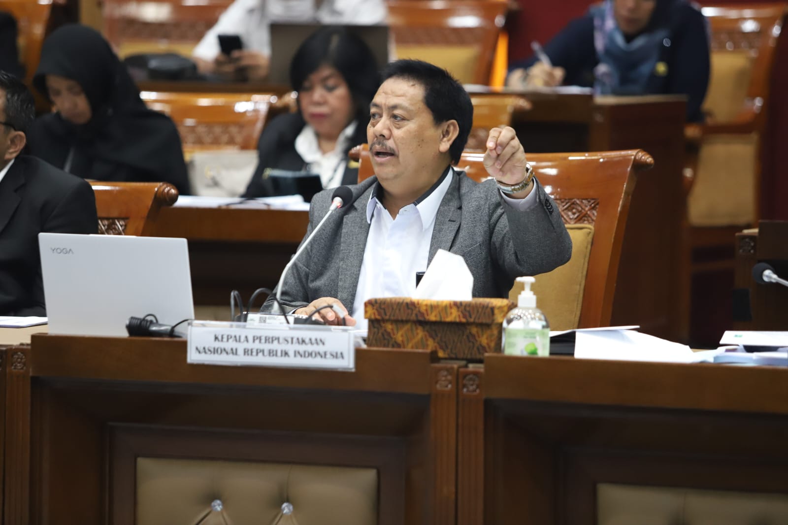 Ketua Perpusnas RI Muhammad Syarif Bando saat rapat dngar pendapat dengan Komisi X DPR RI di Kompleks Parlemen, Senayan, Selasa (4/4).