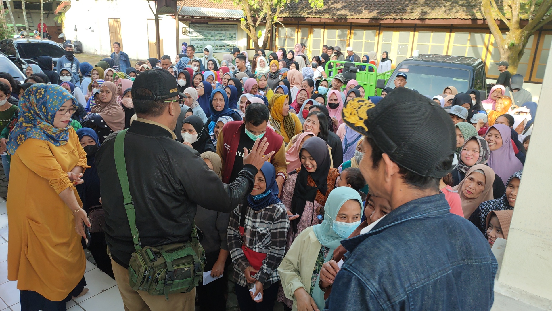 Warga Lembang, Kabupaten Bandung Barat, antre untuk membeli sembako murah