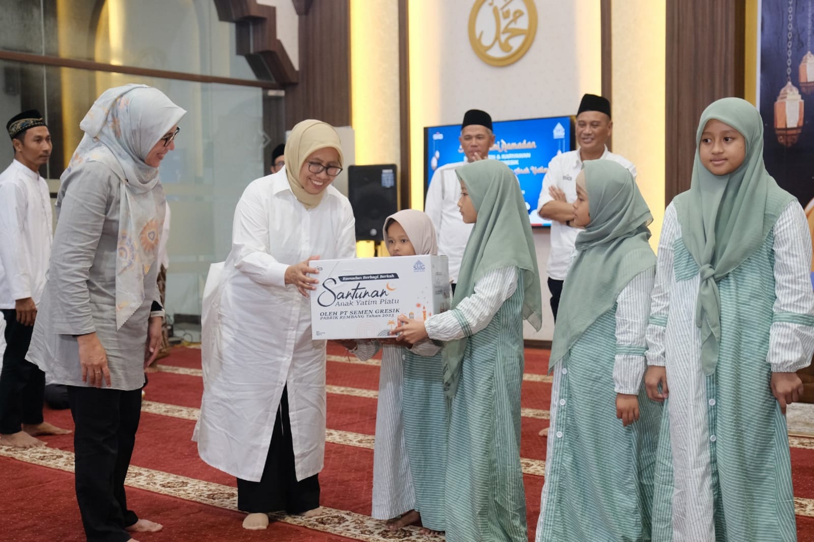 Perwakilan manajemen Semen Gresik menyerahkan santunan untuk anak yatim piatu