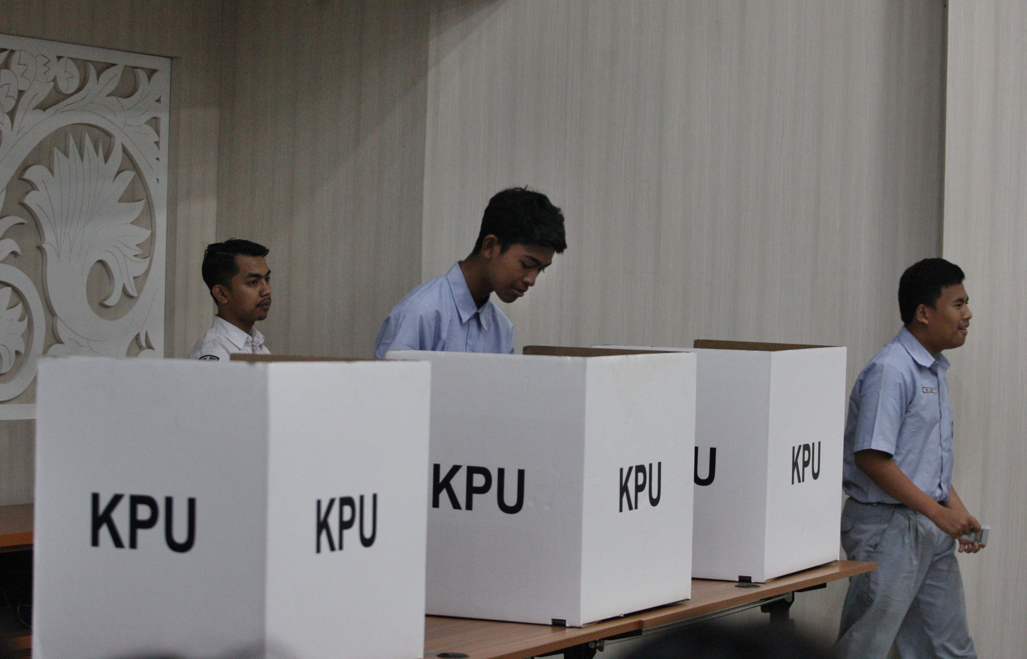 Para siswa melakukan simulasi Pemilihan Umum (Pemilu) di Gedung KPU, Jakarta, Kamis (23/3).