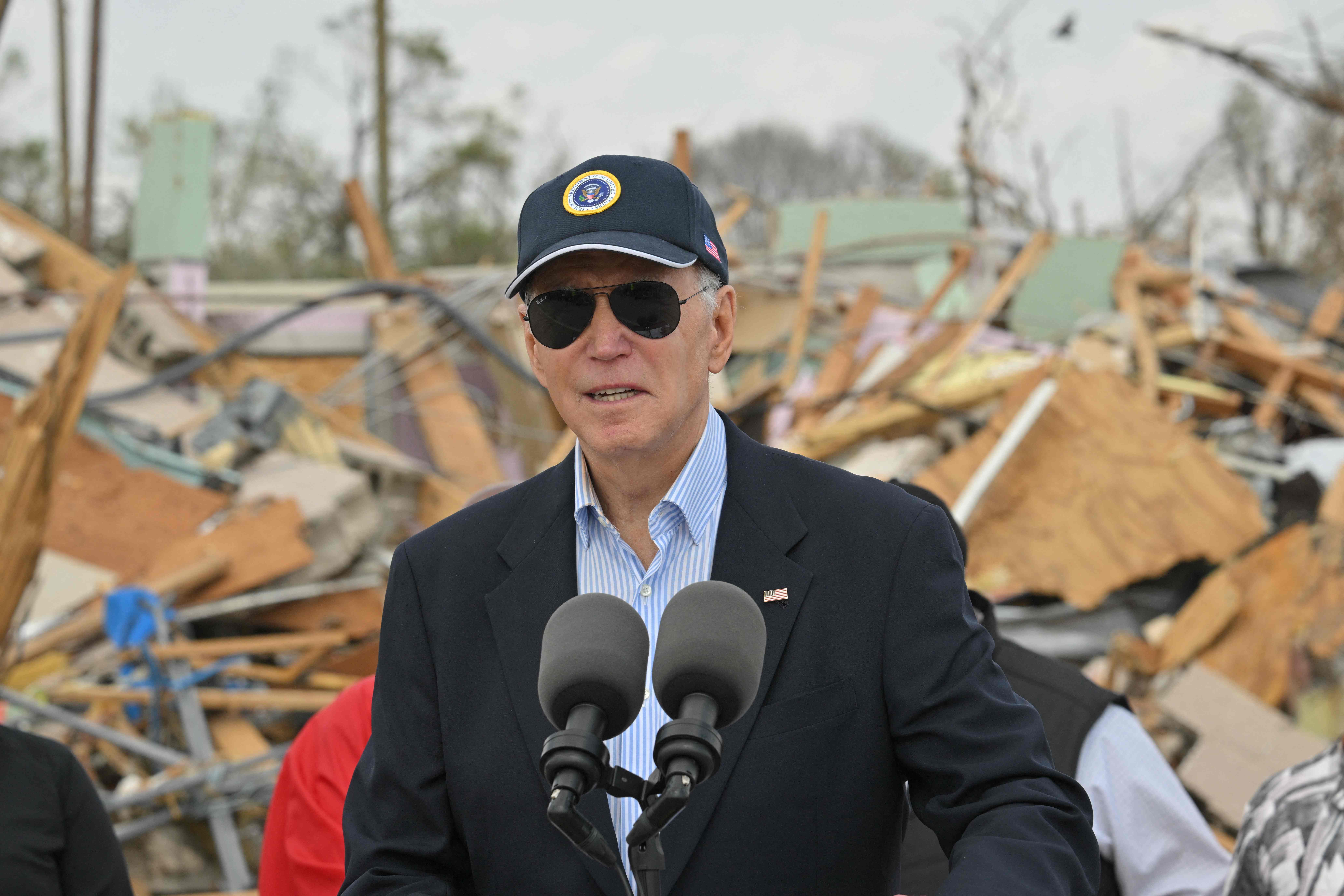 Presiden Amerika Serikat Joe Biden berpidato di depan reruntuhan rumah yang hancur akibat badai di Mississippi.