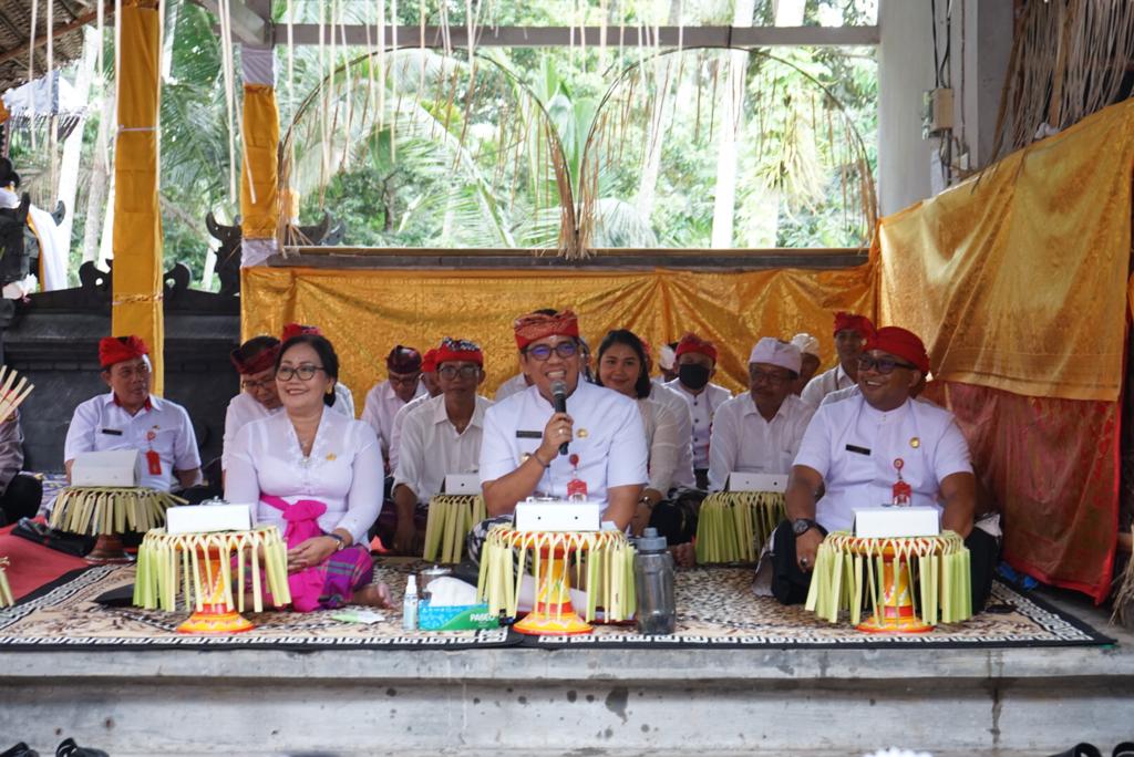 Acara persembahyangan Uleman Karya Dewa Yadnya. 