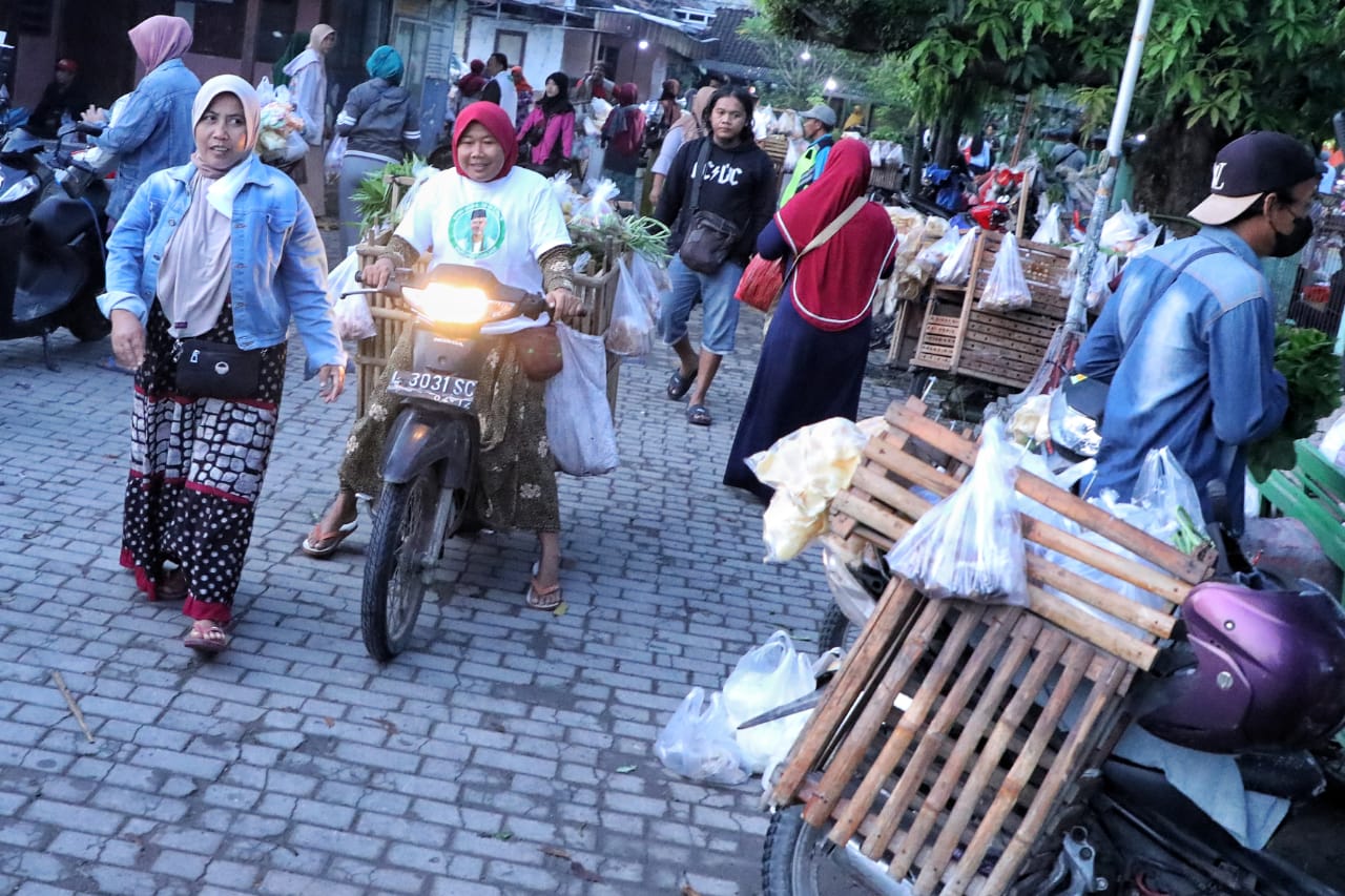 Para pedagang sayur keliling di Pasar Ngasem, Bojonegoro, antusias mengikuti kegiatan Kiai Muda Jawa Timur
