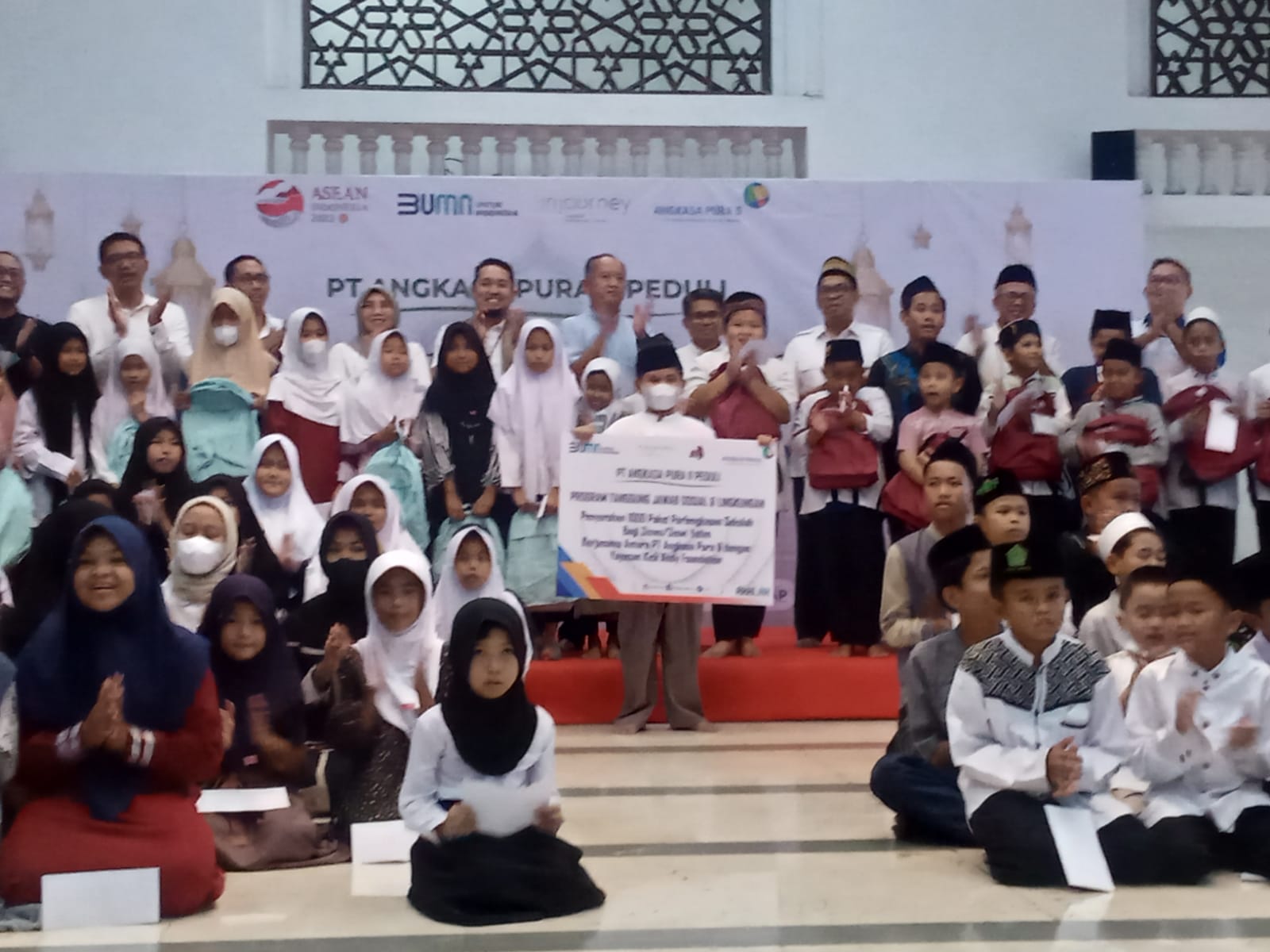 PT Angkasa Pura II gandeng Yayasan Kick Andy Foundation memberikan santunan kepada 1000 anak yatim/piatu 