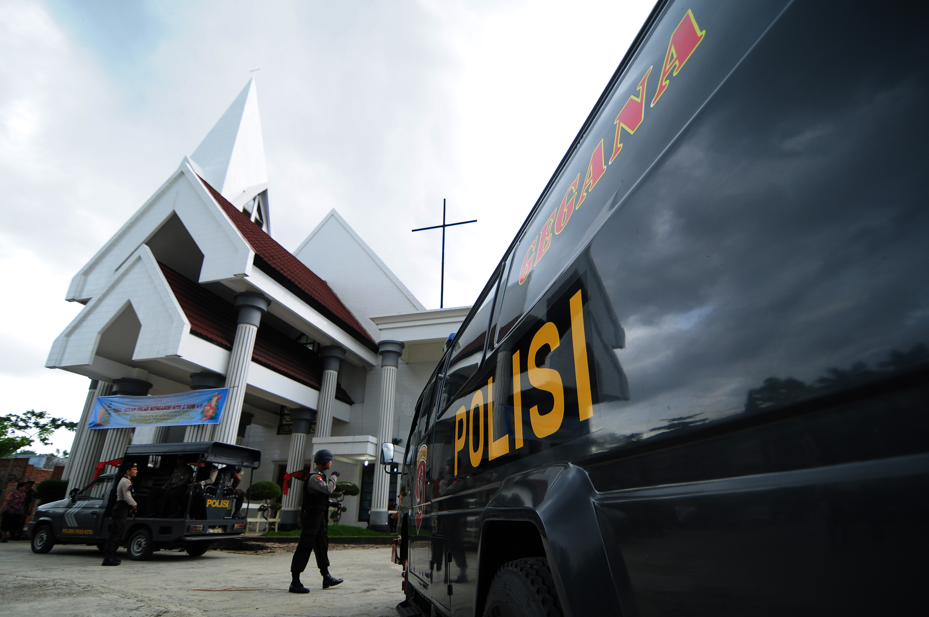 Jelang Jumat Agung, Penjinak Bom Sterilisasi Gereja di Kupang