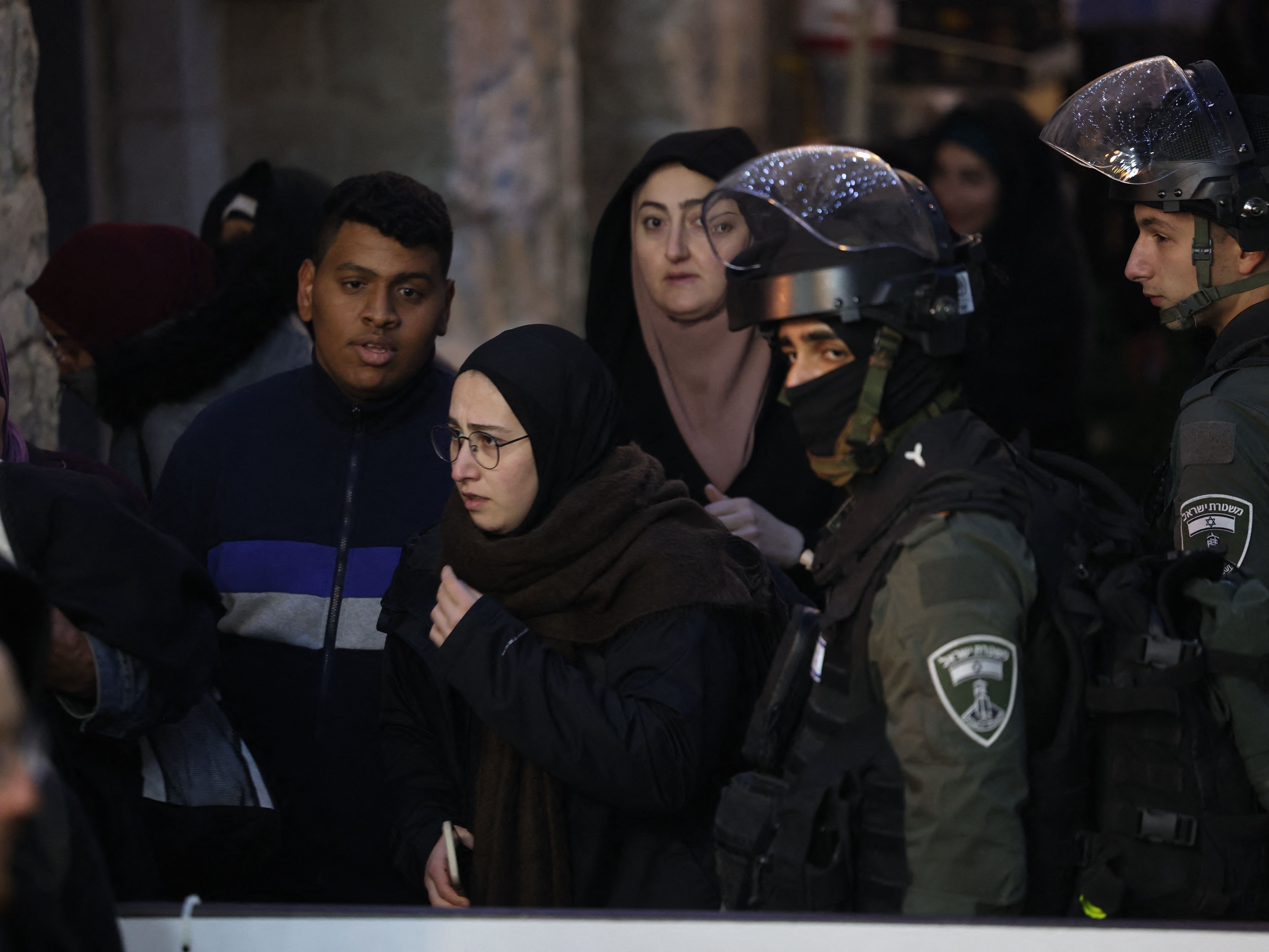 Pasukan keamanan Israel terlihat saat pengusiran jemaah dari kompleks masjid Al-Aqsa di Kota Tua Jerusalem menyusul bentrokan dengan warga.