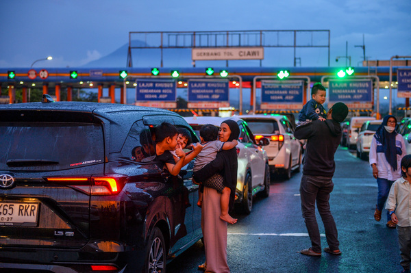 Pemudik antre di gerbang tol Ciawi.