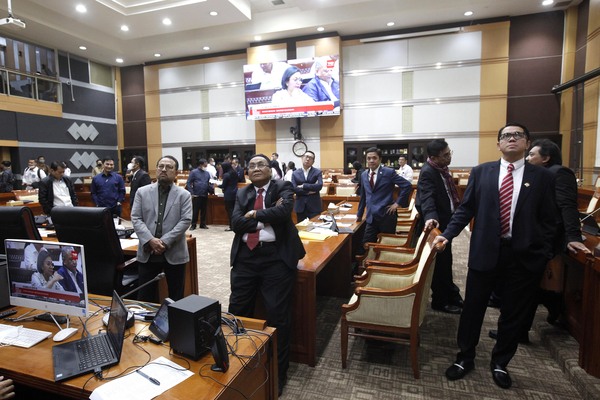 Ketua Komisi III Bambang Wuryanto (tengah) bersama sejumlah anggota DPR lainnya