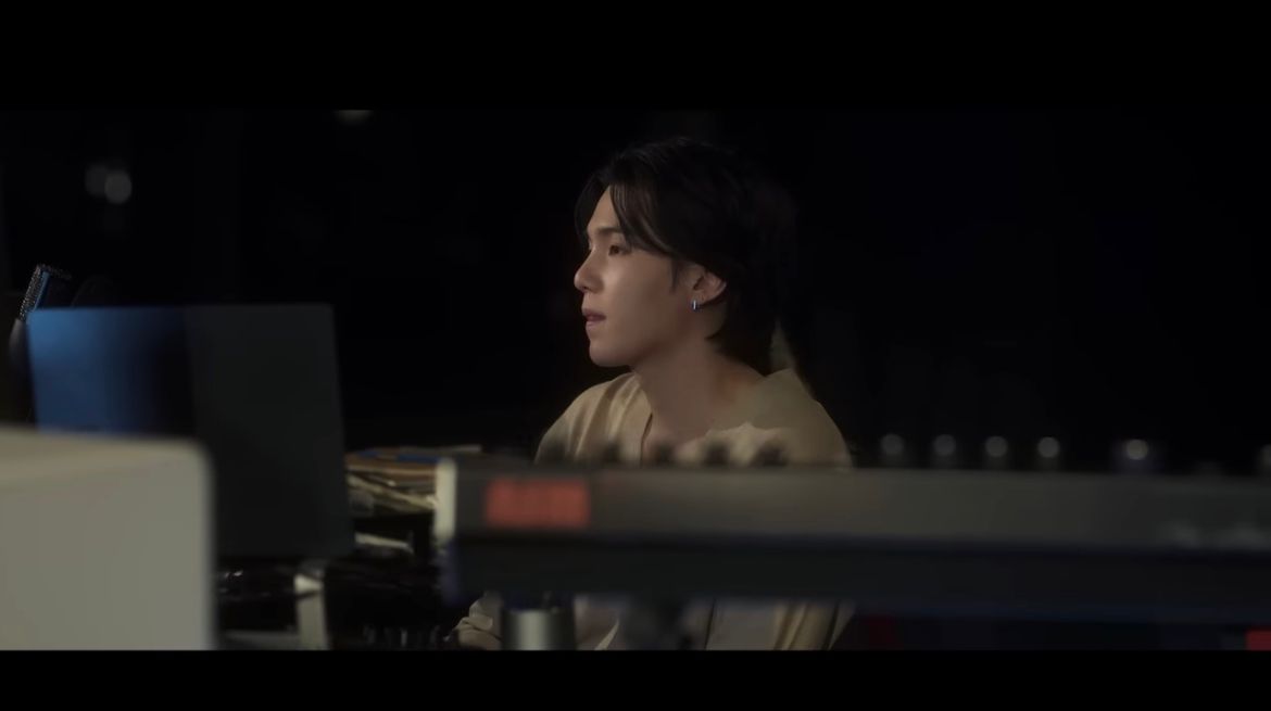 Suga BTS tinggalkan pesan mendalam dalam video musik People pt.2, lagu kolaborasi bersama IU ini dirilis Jumat (7/4)