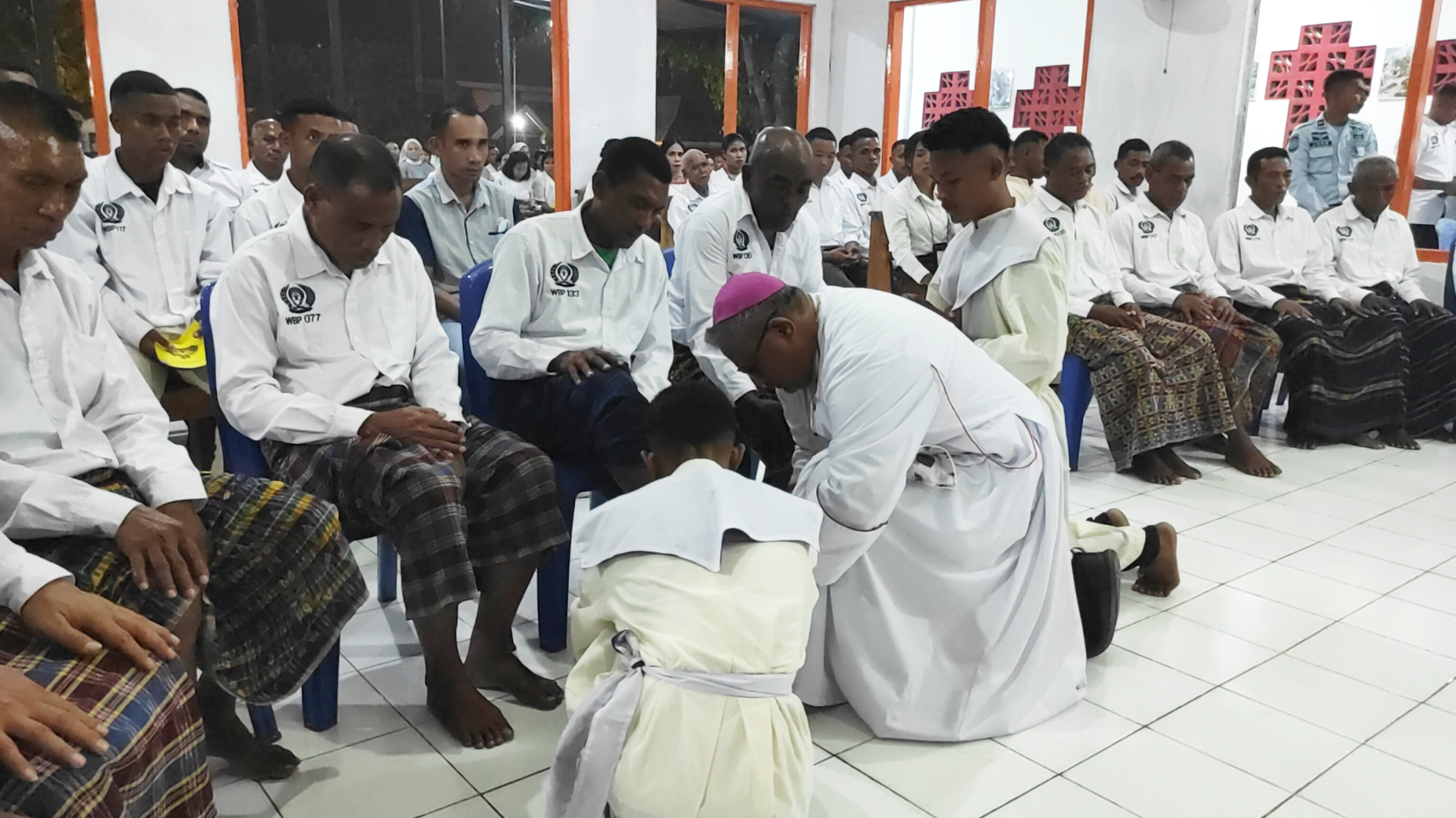 Uskup Maumere Mgr Ewaldus Martinus Sedu sedang membasuh kaki 12 narapidana di Rutan Kelas II Maumere pada perayaan Kamis Putih.