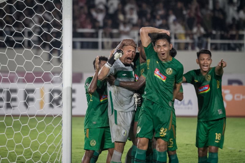 Penjaga gawang PSS Sleman M Ridwan berselebrasi dengan rekannya setelah berhasil menggagalkan pinalti saat melawan Persis Solo.