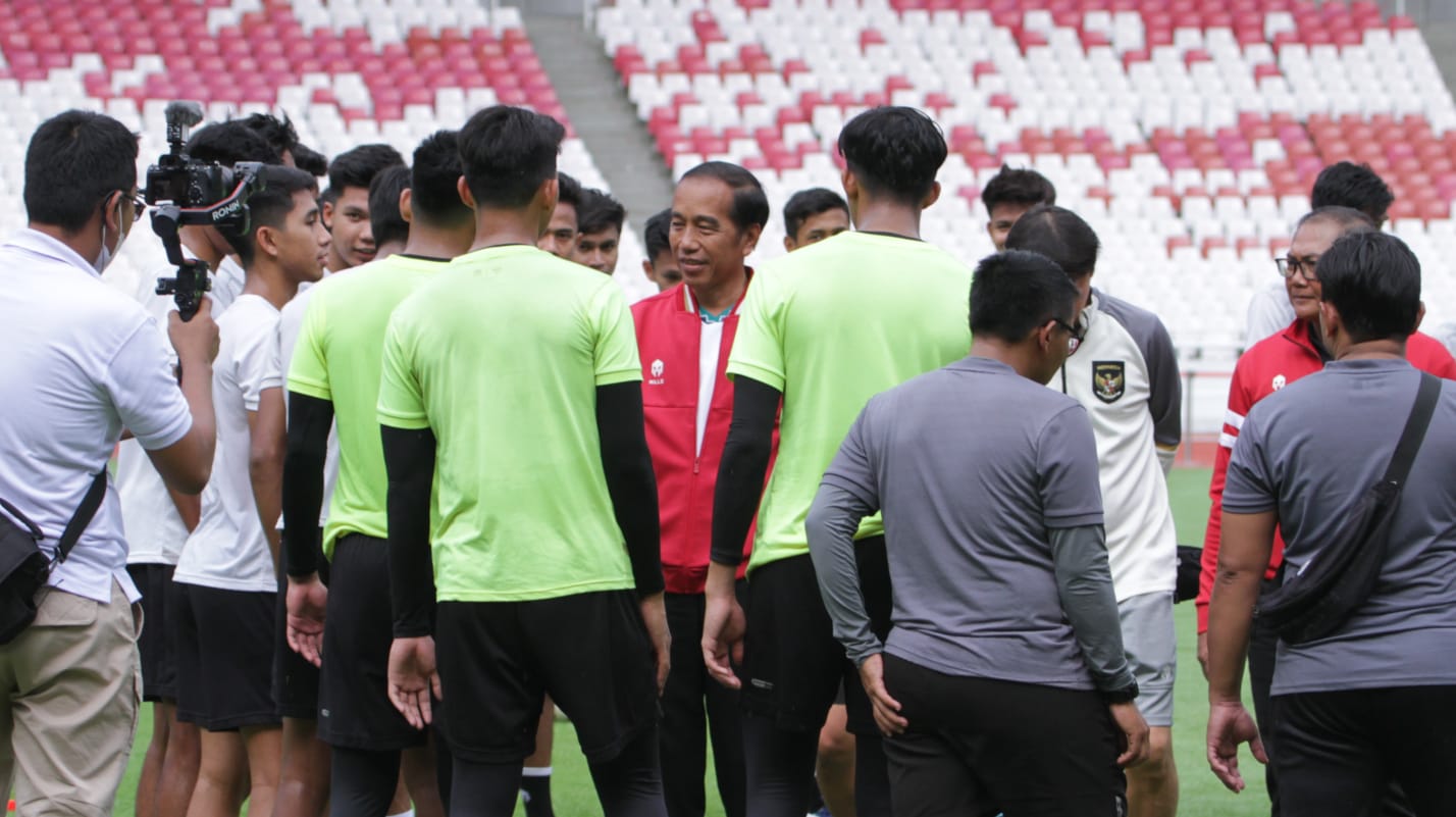 Presiden Joko Widodo bertemu dengan tim nasiona U-20 di Gelora Bung Karno, Senayan, Jakarta.