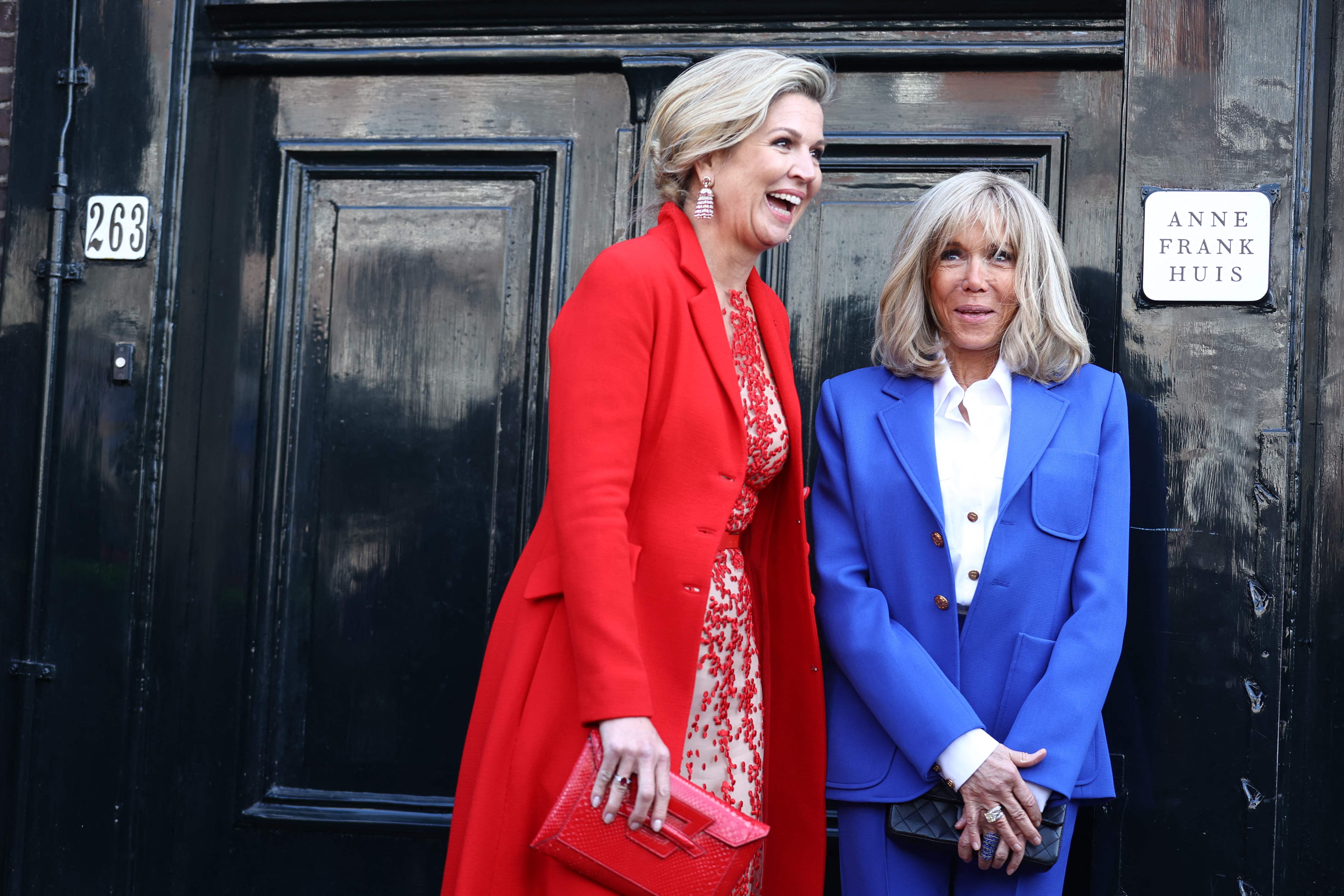 Istri Presiden Prancis, Brigitte Macron, bersama Ratu Maxima (kiri) dari Belanda di Rumah mendiang Anne Frank