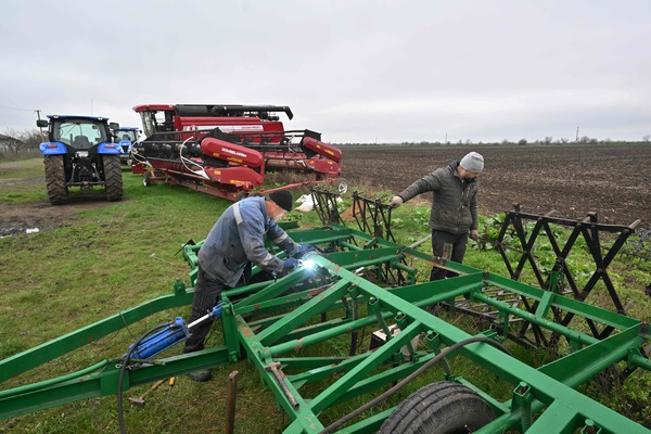 Petani di Ukraina berusaha membersihkan ladangnya dari bahan peledak.
