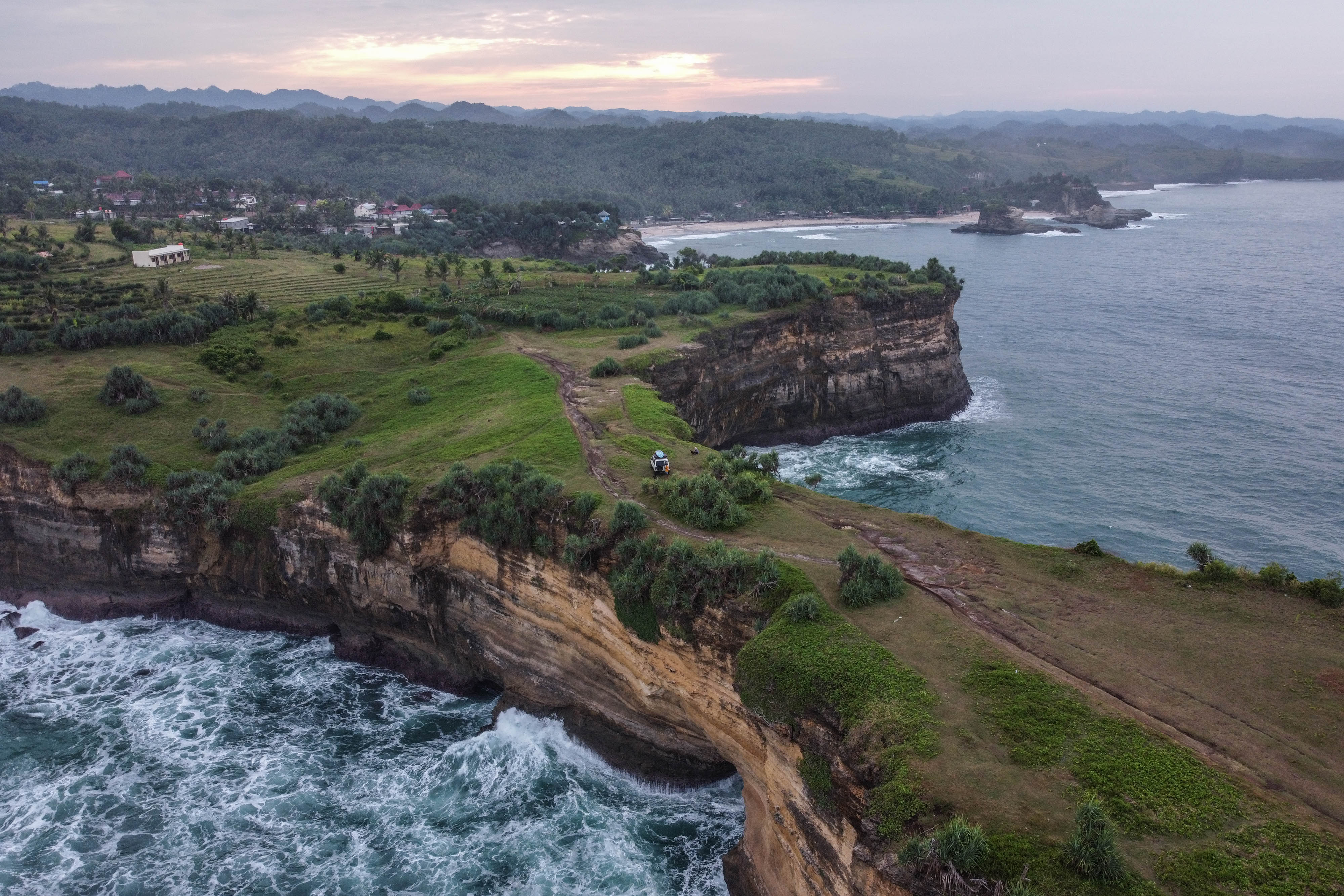Pengunjung berada di atas tebing Karang Bolong, Pacitan, Jawa Timur