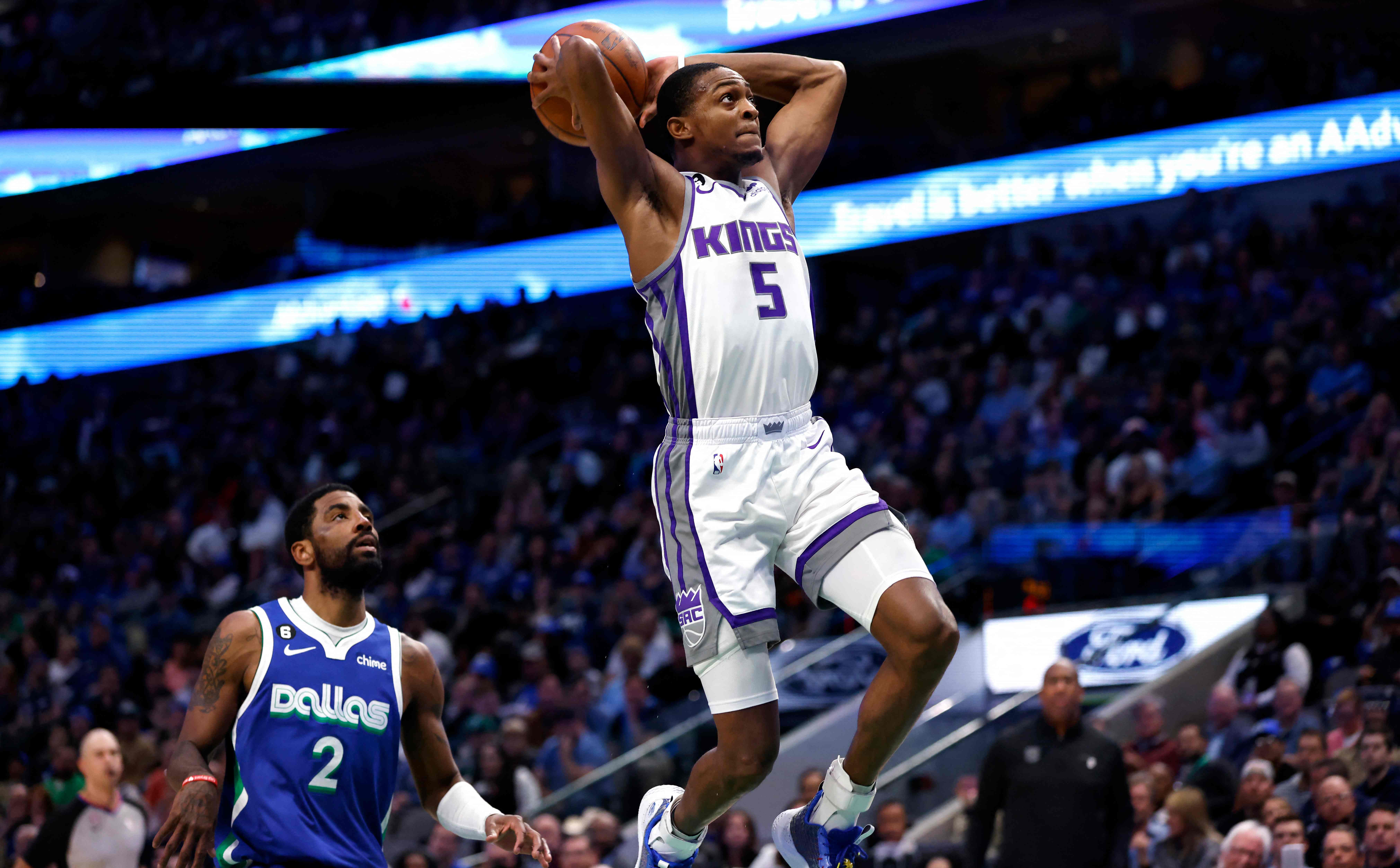 Guard Sacramento King De'Aaron Fox akan melakukan slam dunk di laga NBA.