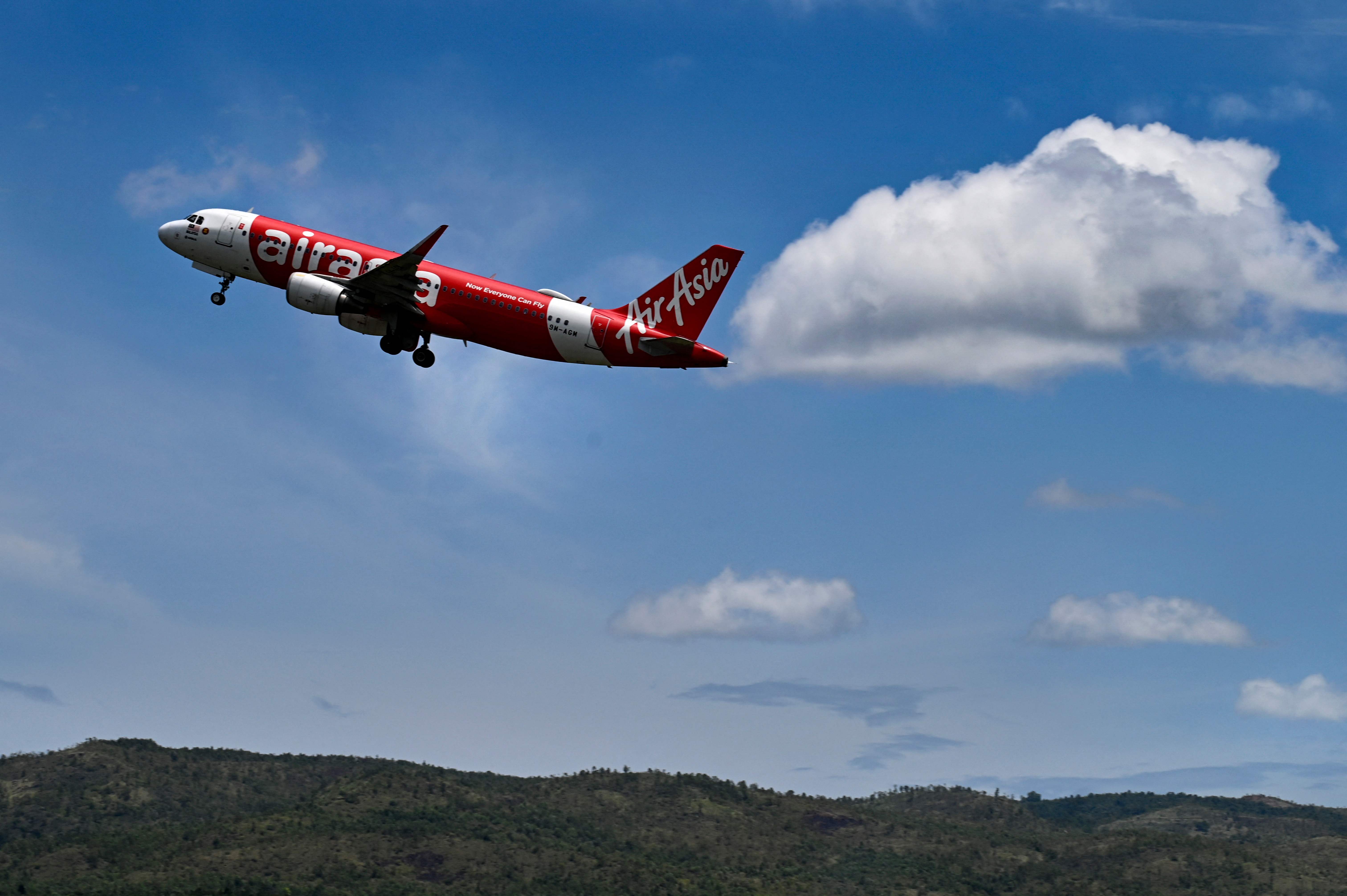 Ilustrasi. Pesawat penumpang AirAsia melakukan take off dari Bandara Internasional Sultan Iskandar Muda di Blang Bintang, Aceh.