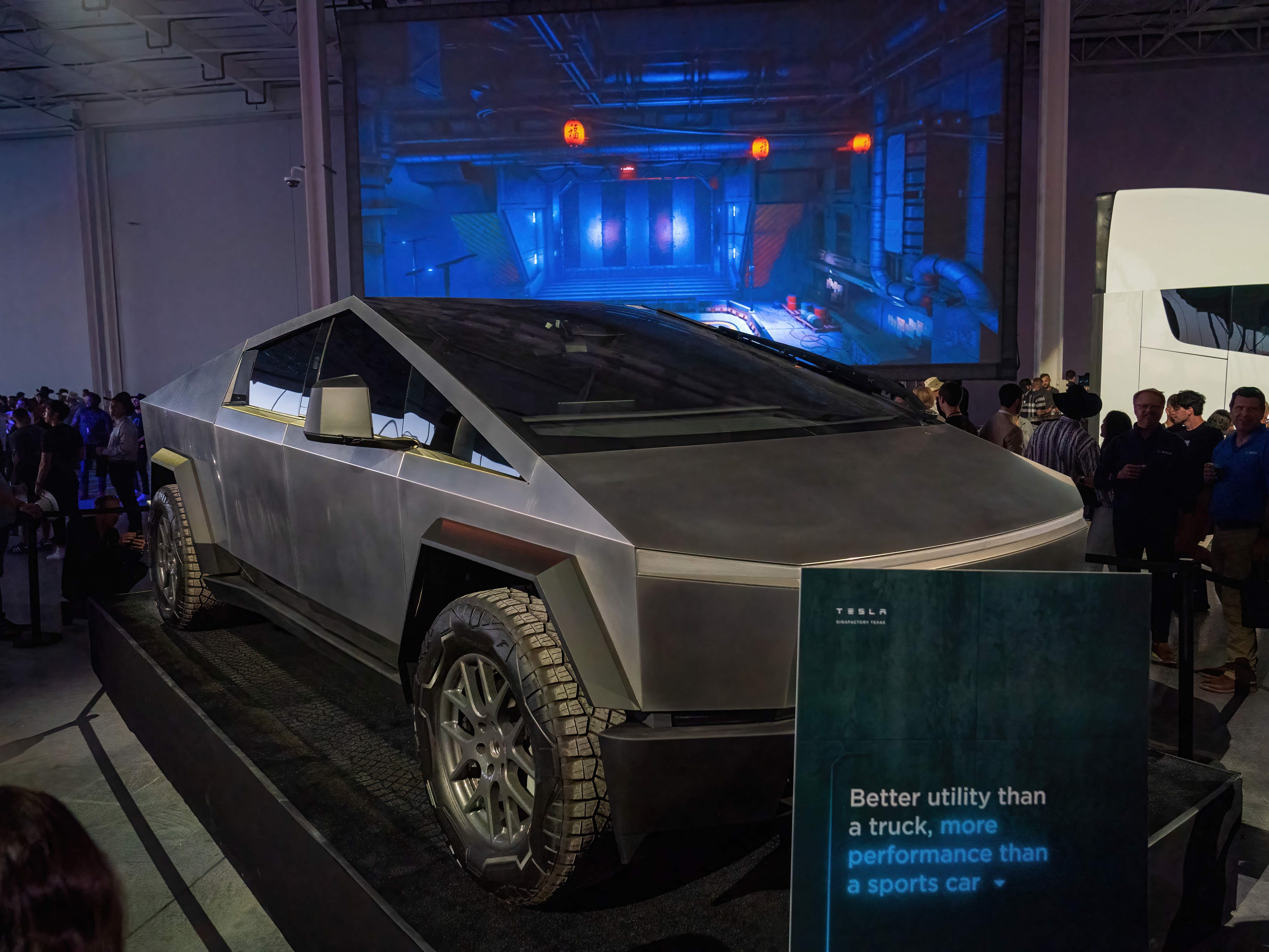 Tesla Cybertruck dipamerkan di fasilitas manufaktur Giga Texas selama pesta pembukaan Cyber Rodeo pada 7 April 2022 di Austin, Texas.