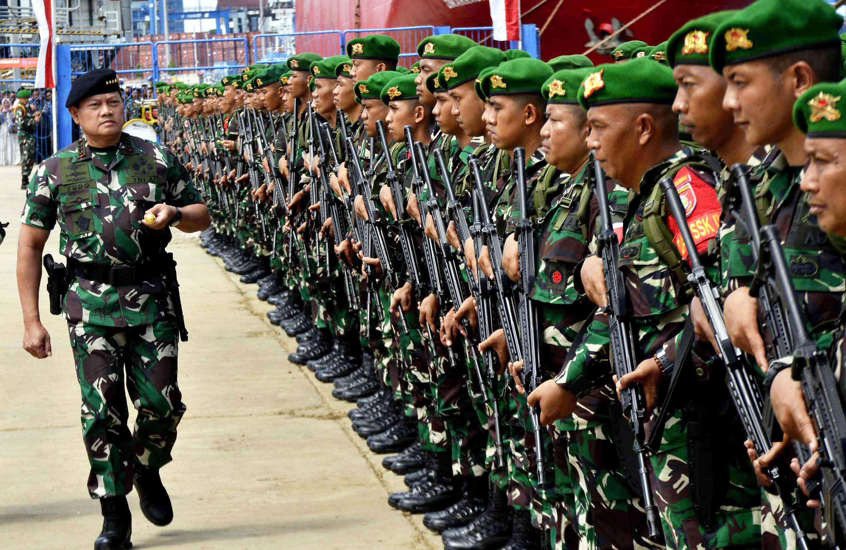 Panglima TNI Laksamana TNI Yudo Margono (kiri) memeriksa pasukan saat memimpin apel pemberangkatan Satgas Pengamanan di Makassar