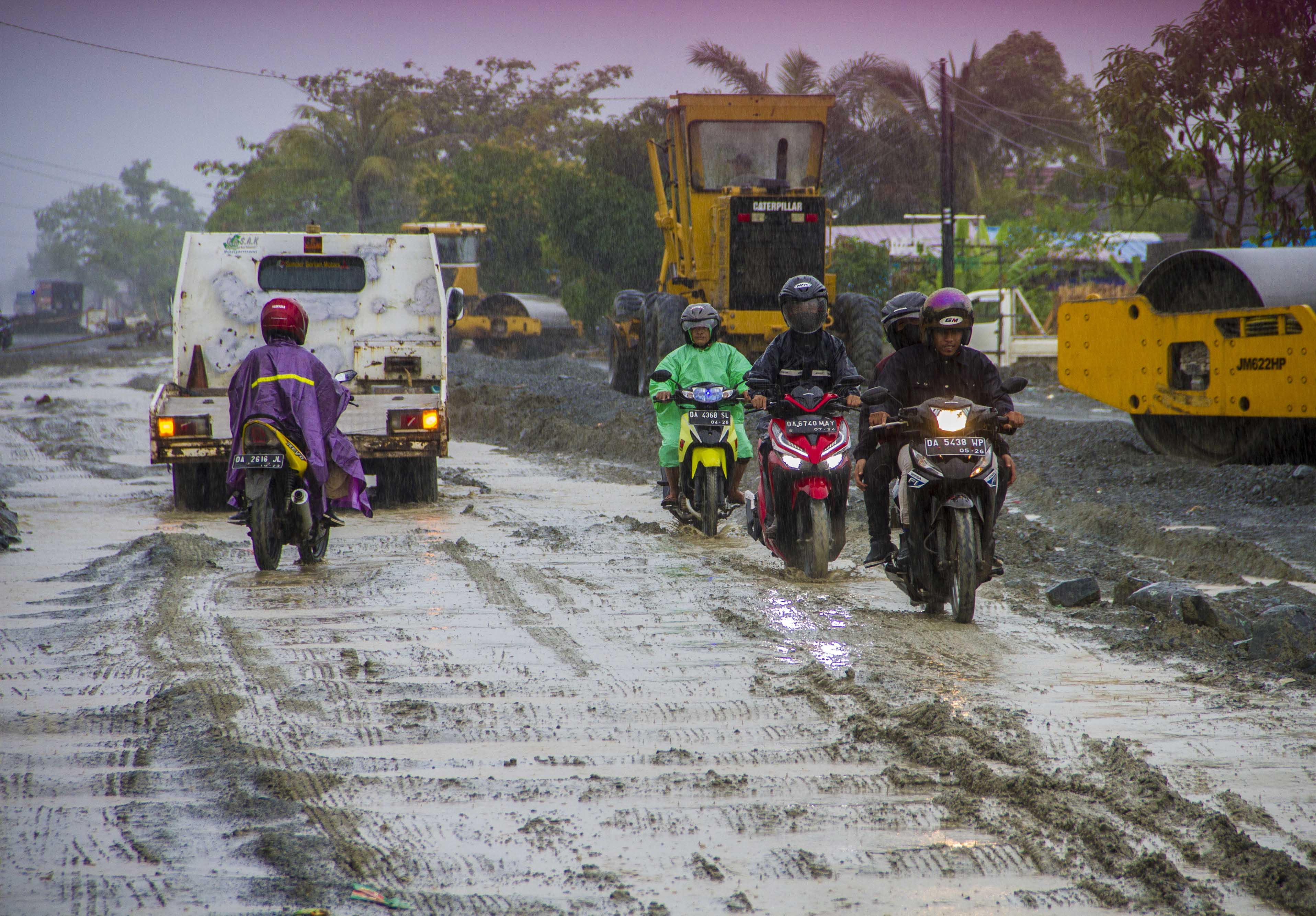 Pengendara sepeda motor melintasi Jalan Trans Kalimantan di Kecamatan Liang Anggang, Banjarbaru, Kalimantan Selatan, Jumat (7/1/2022).