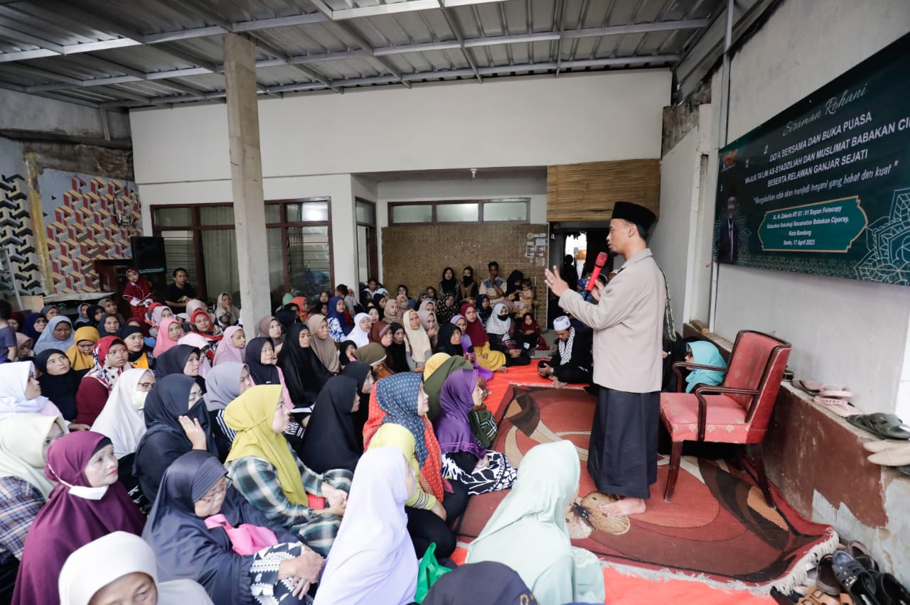 Relawan Ganjar Sejati menggelar kegiatan keagamaan di Babakan Ciparay, Kota Bandung