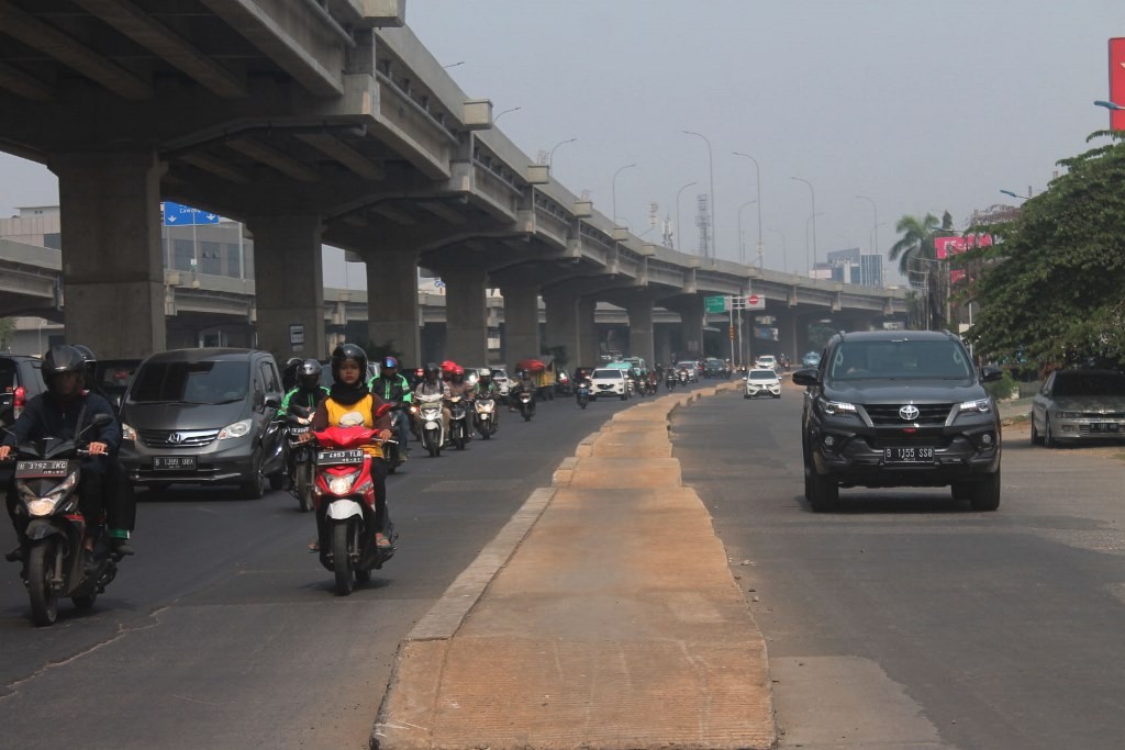 Para pengguna jalan melintas di Jalan Raya Kalimalang