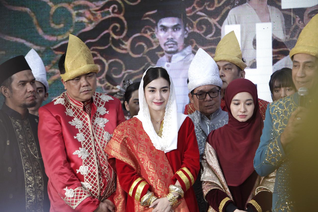 Chairwomen Uprintis Indonesia, Novita Hardini (berkerudung putih) yang juga memerankan sosok Fatimah dalam film 'Buya Hamka'. 