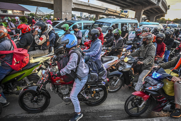 Pengendara sepeda motor memadati jalur mudik motor di jalan raya Kalimalang, Jakarta.
