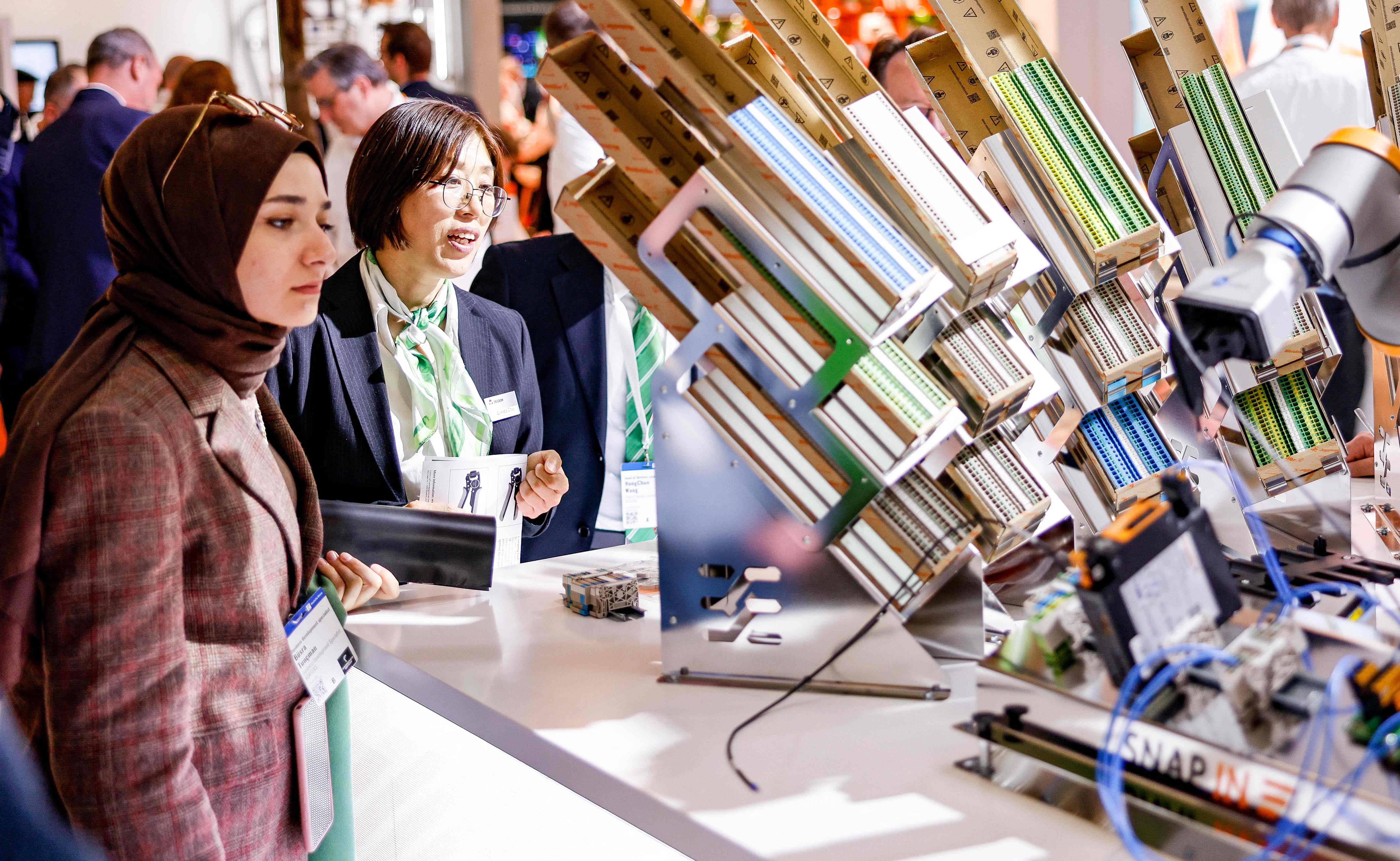 Ilustrasi. Para pengunjung menghadiri Hannover Messe 2023.