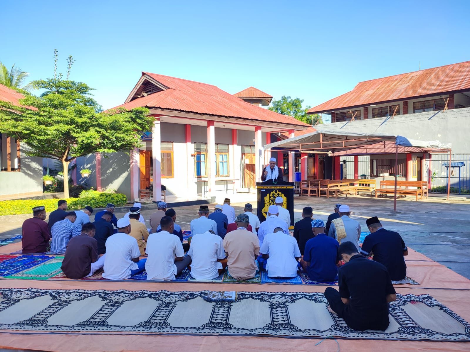 Warga Binaan LP Lembata, Nusa Tenggara Timur, mengikuti salat Ied