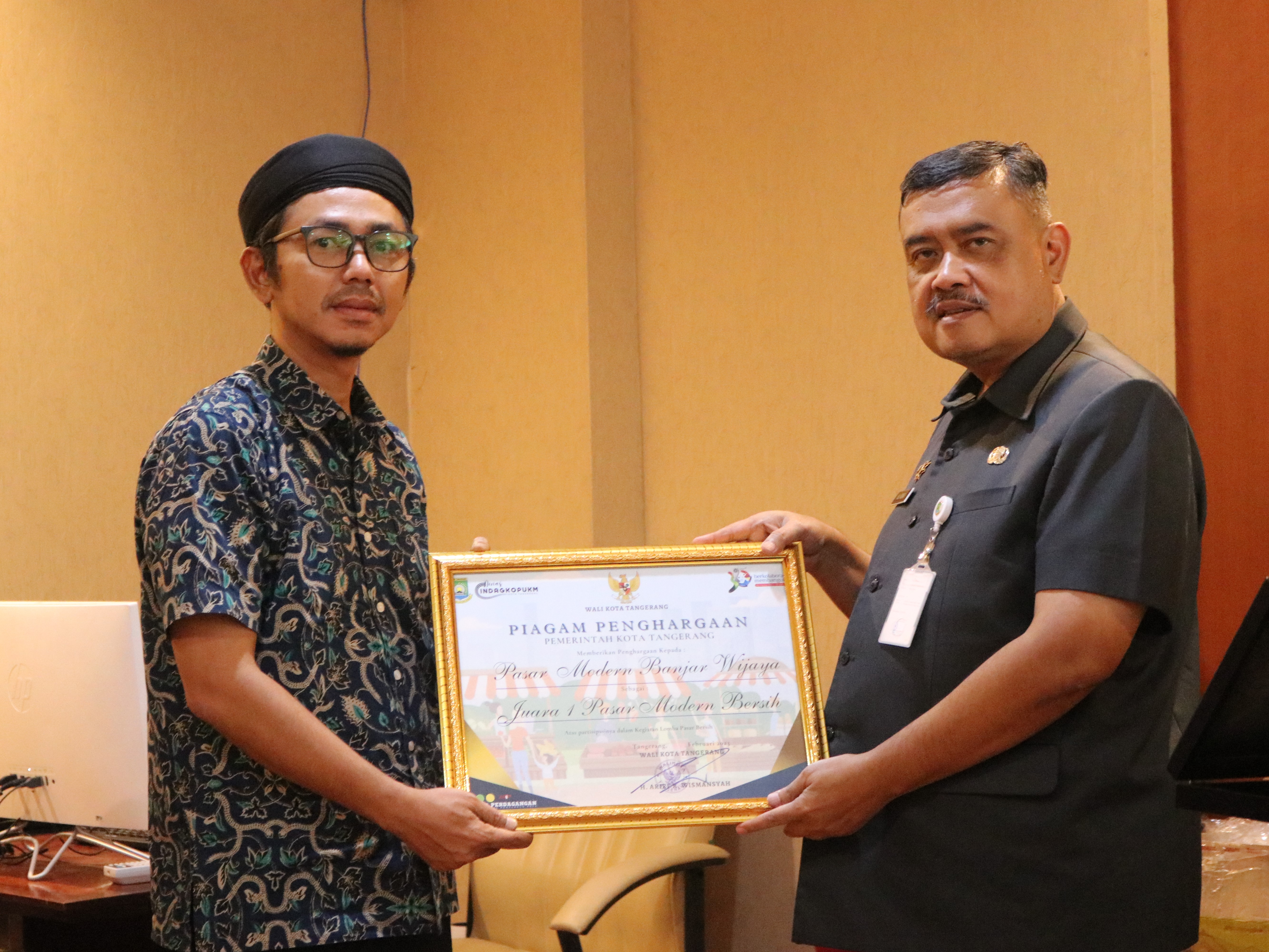 Kepala Disperindagkop UKM Suli Rosadi (kanan) dan General Service Pasmod Banjar Wijaya Denny Irawan.