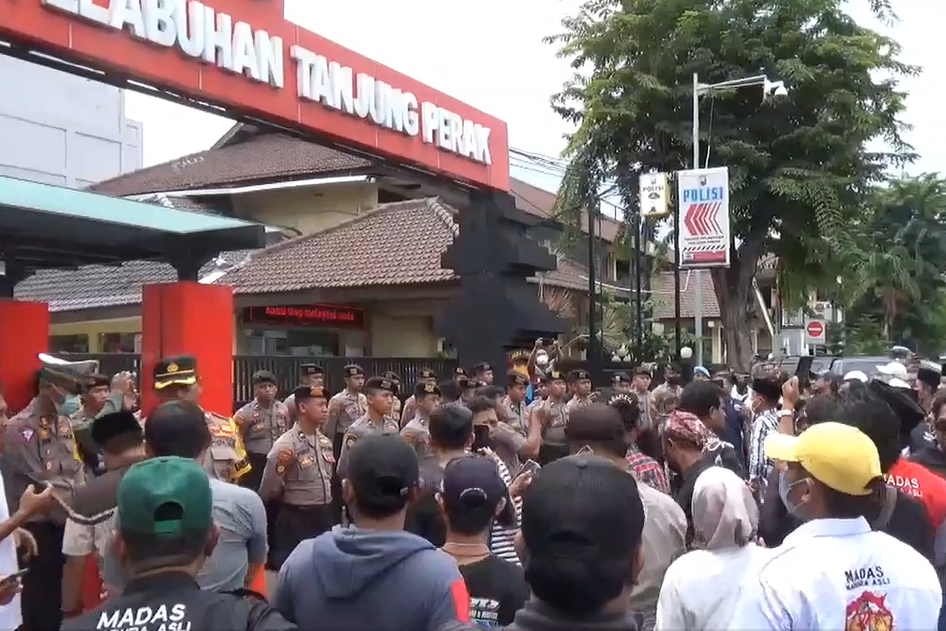 Massa mendatangi Mapolres Pelabuhan Tanjung Perak, Surabaya.