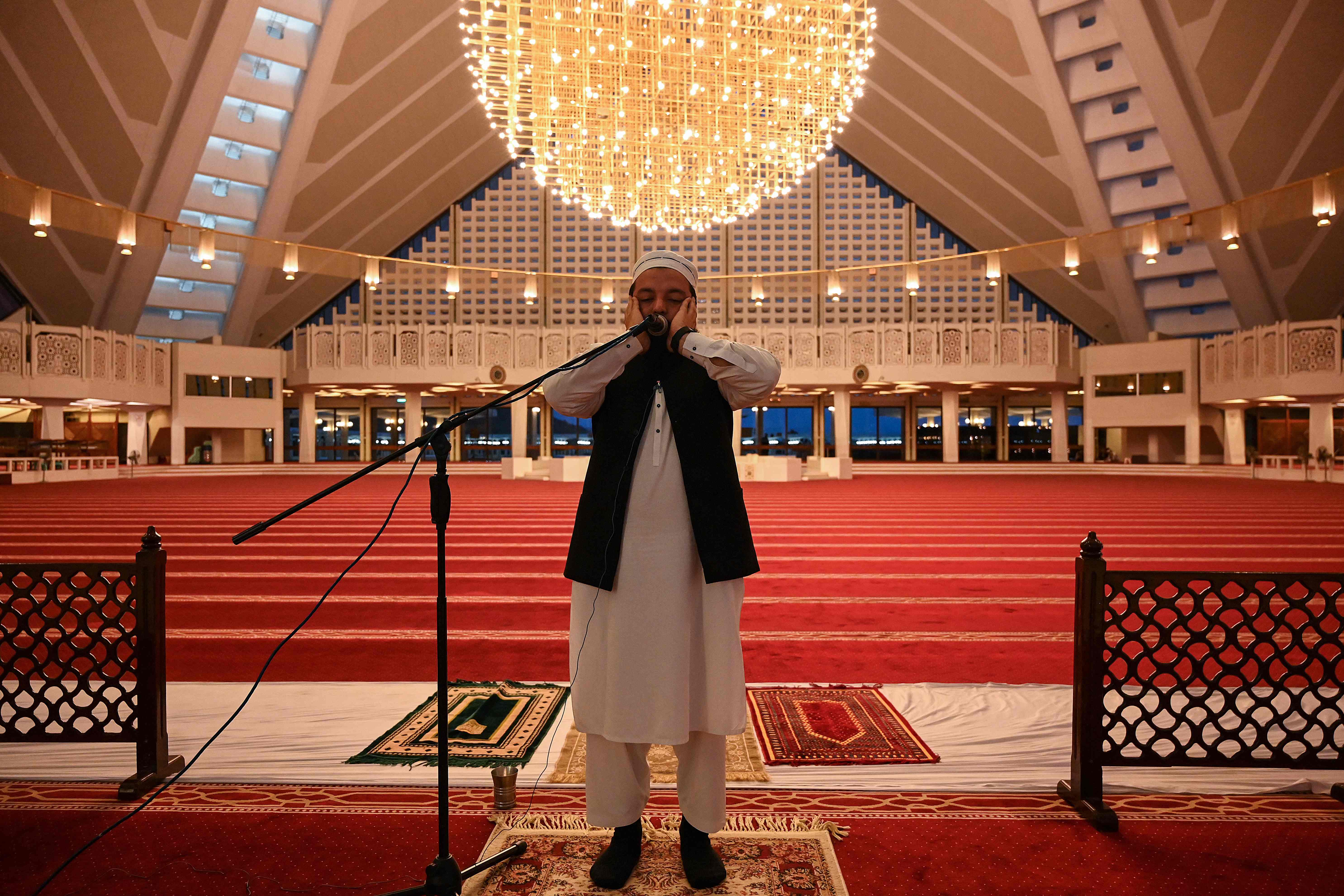  Noor ul Islam, muazin di Masjid Faisal Pakistan tengah mengumandangkan azan