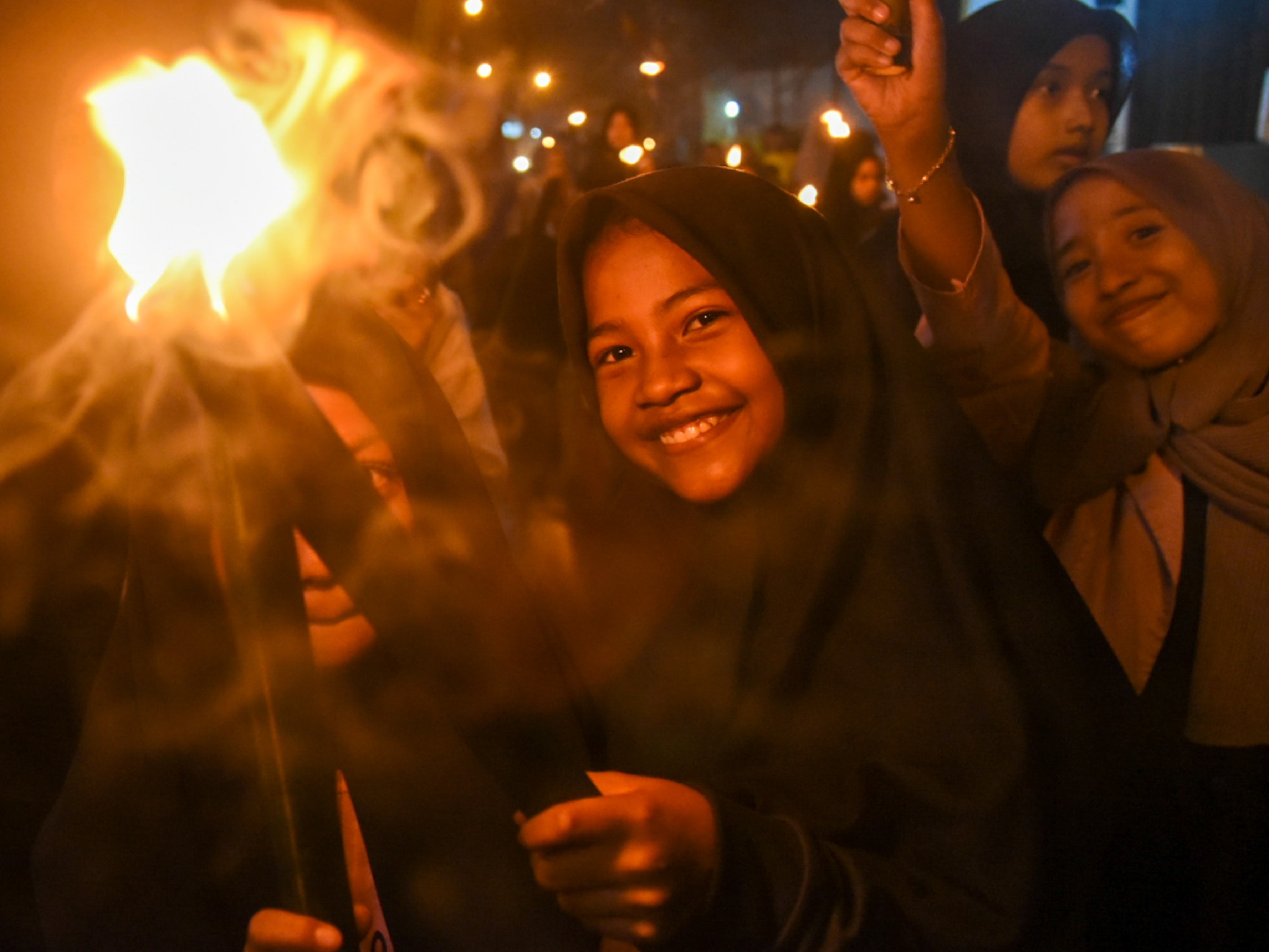 Sejumlah warga membawa obor saat takbir keliling di kawasan Padang Bulan, Medan, Sumatra Utara, Sabtu (9/7/2022).